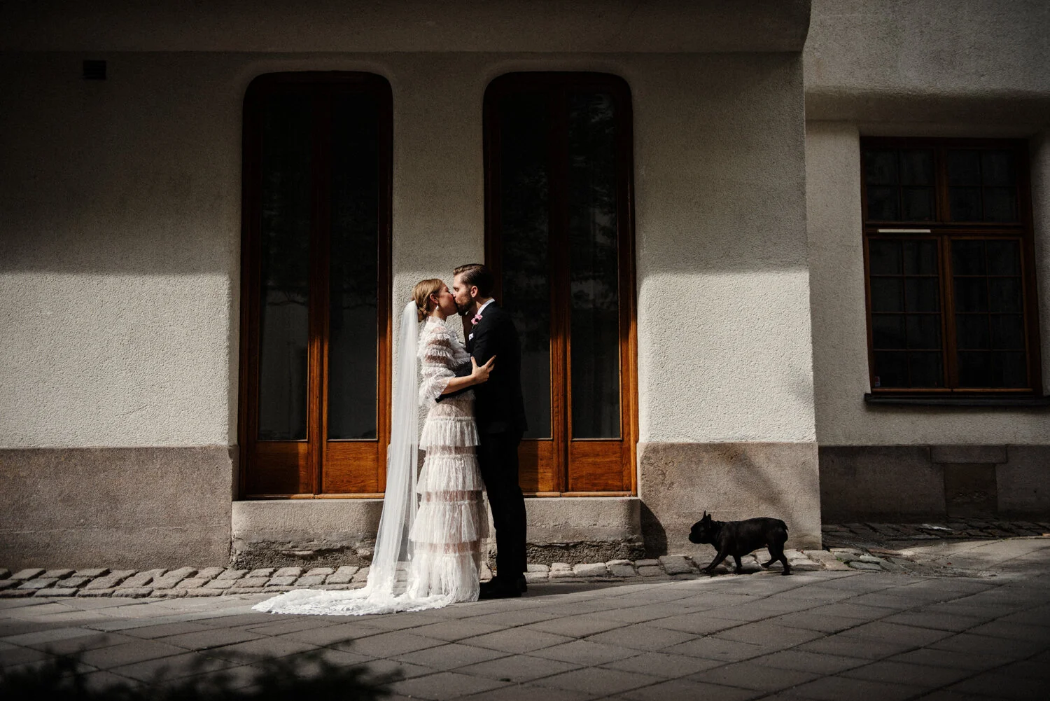 Brudpar med hund utanför Hotell Diplomat i Stockholm.