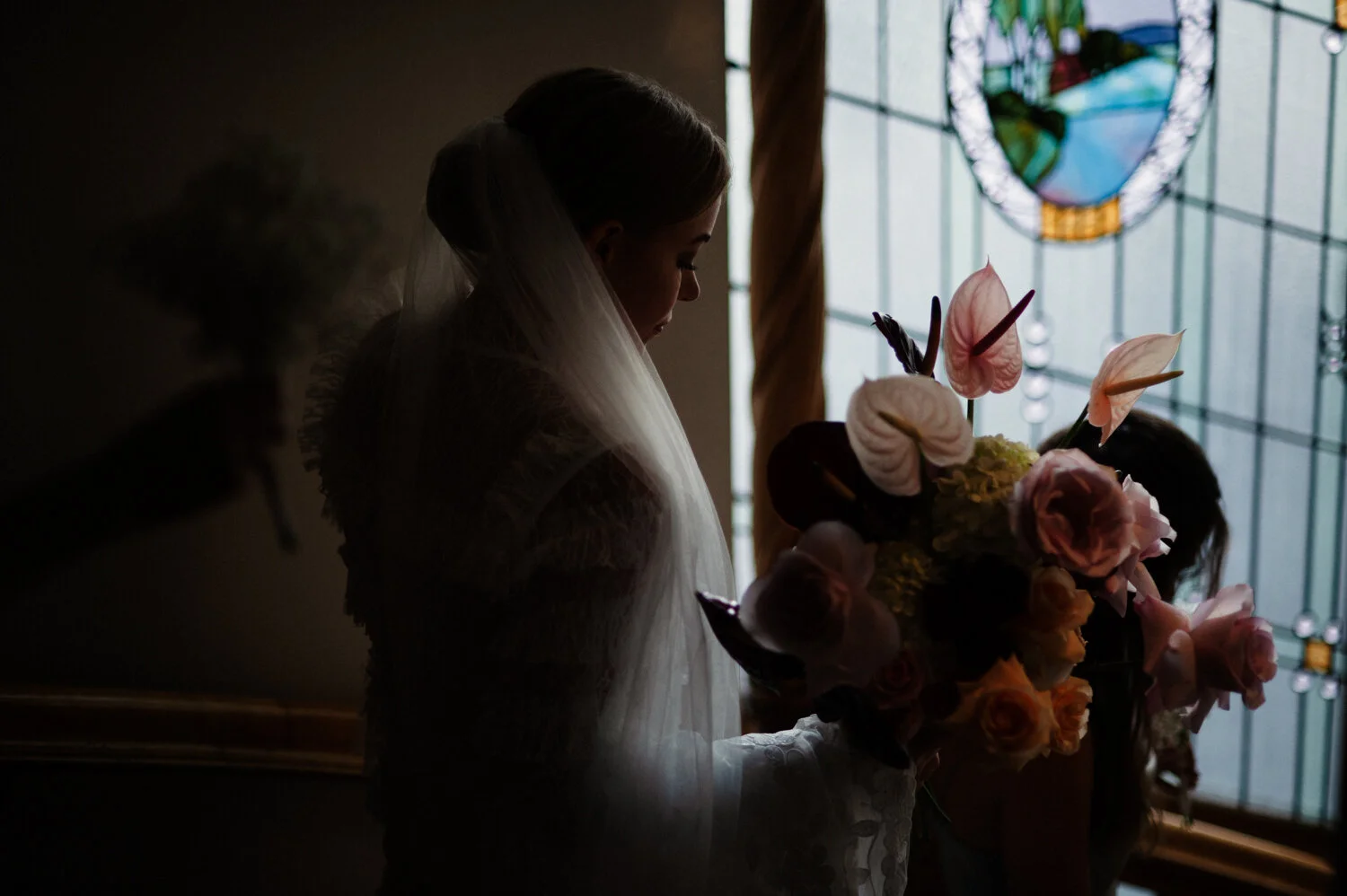 Brud med slöja och brudbukett på Hotell Diplomat.