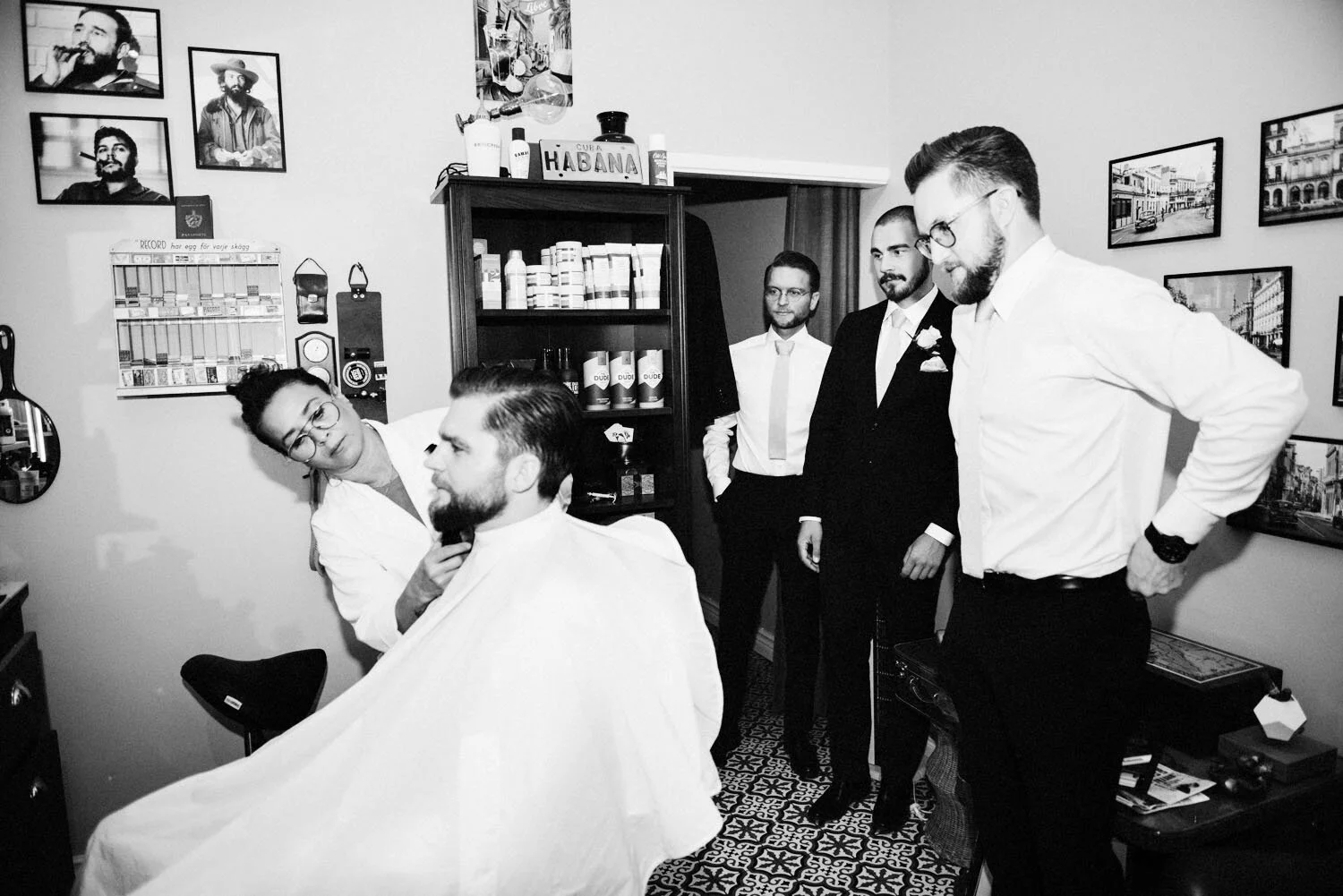Brudgum gör sig i ordning på Barberia Havana i Stockholm.