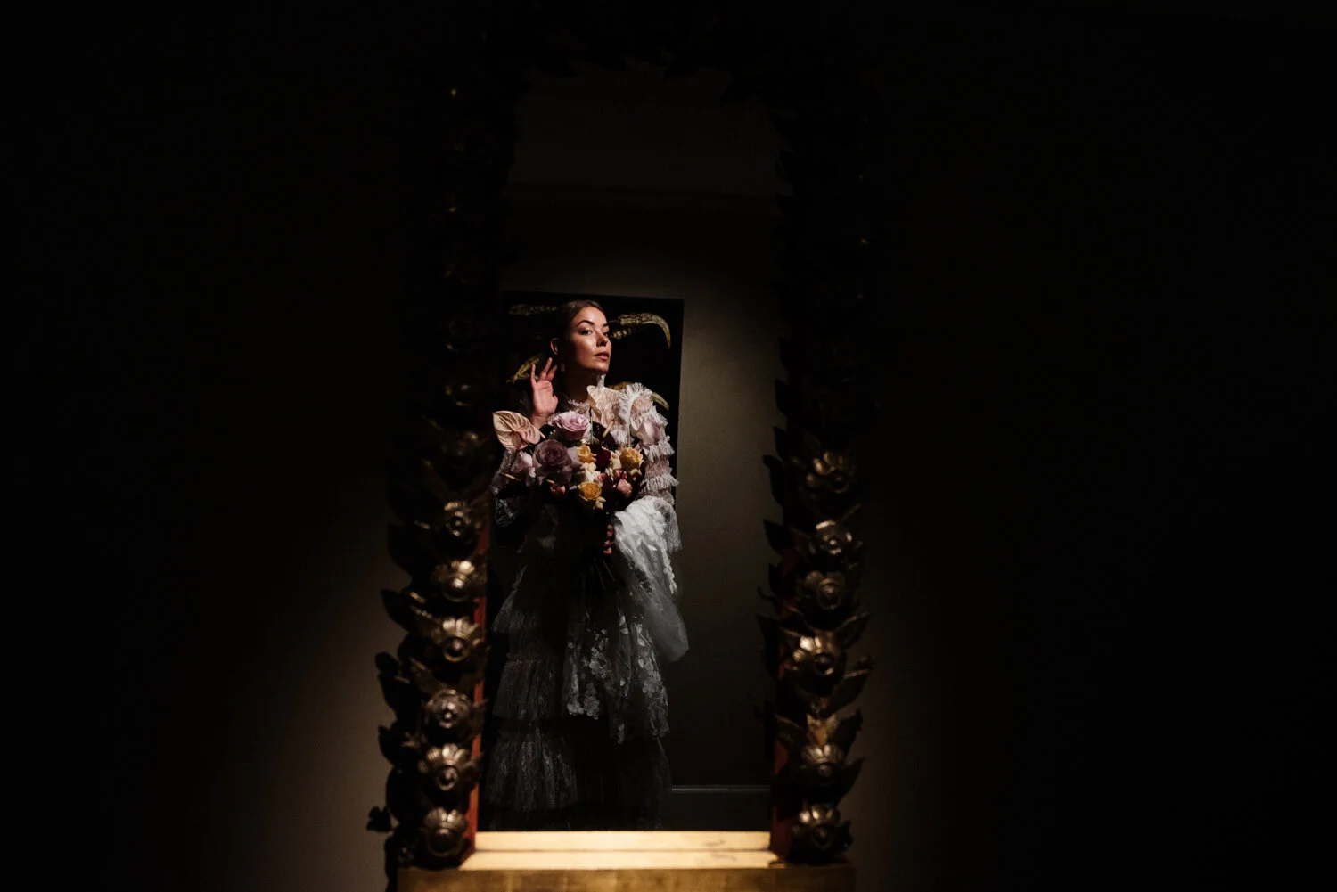 Brud i klänning från Bymalin Bridal och blommor från Poppy Kalas.