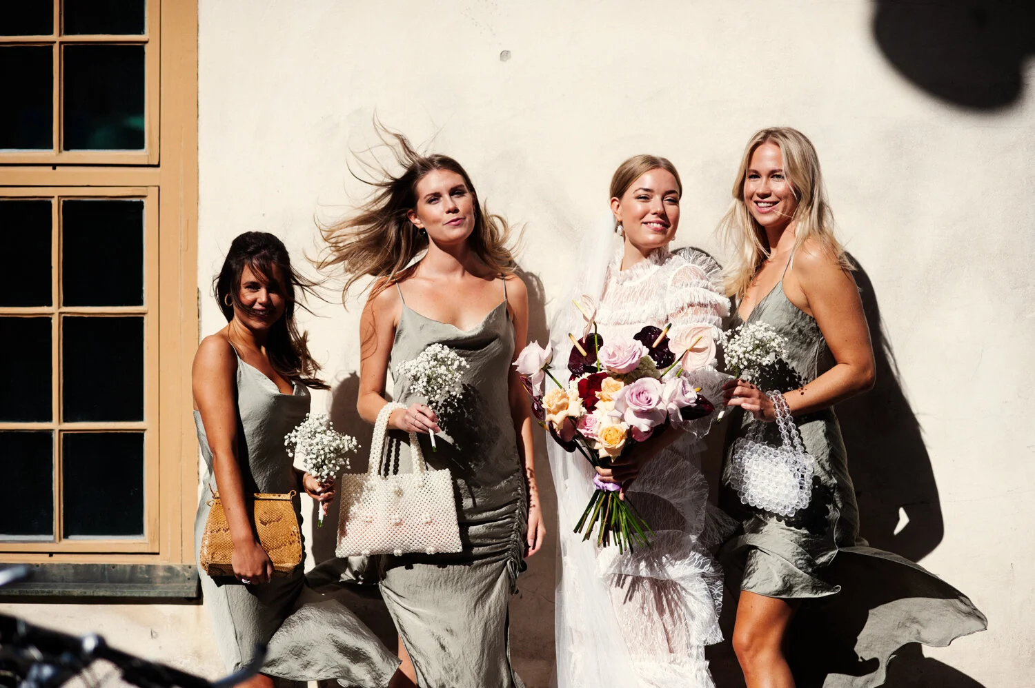 Brud och hennes tärnor utanför Gastrologik.