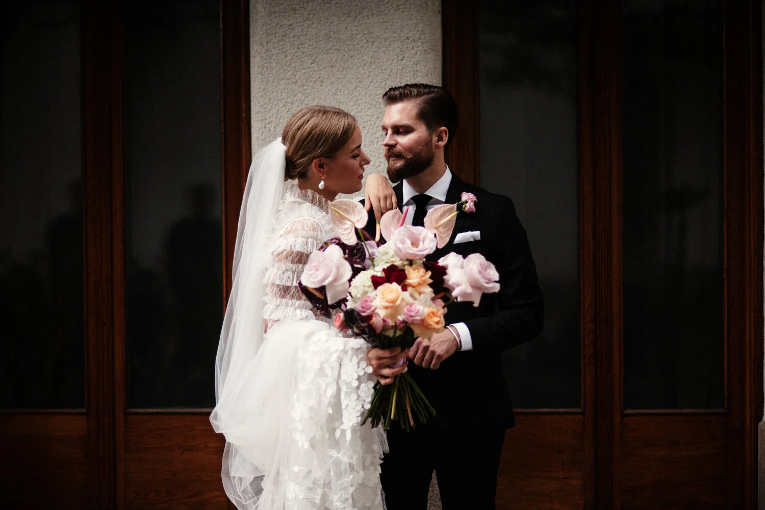 Brudpar står nära varandra.