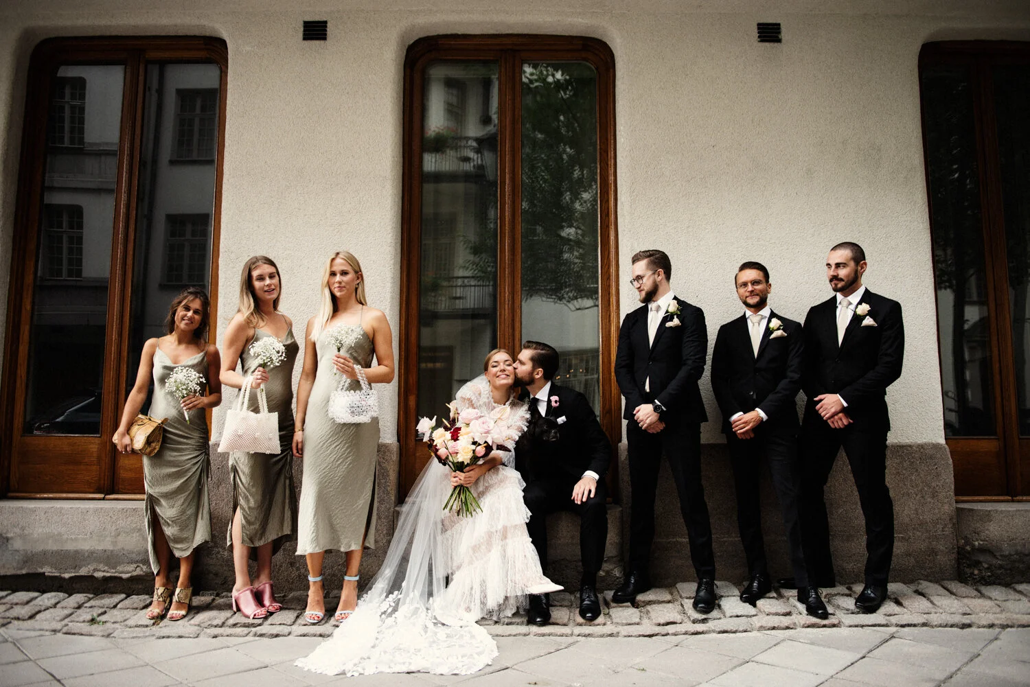 Gruppbild på brudföljet och brudpar på innergården på Hotell Diplomat.