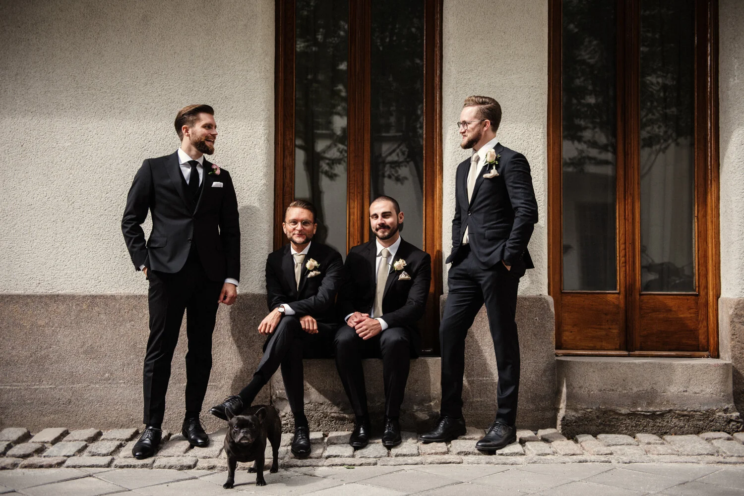 Brudgum, fransk bulldogg och marschalkar.