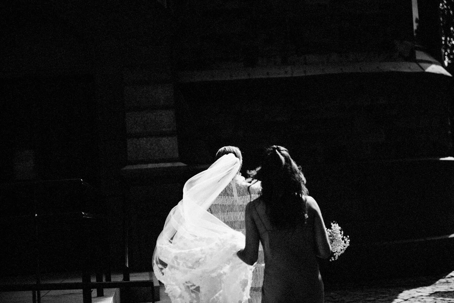 Brud med lång slöja på väg in i Sofia kyrka.