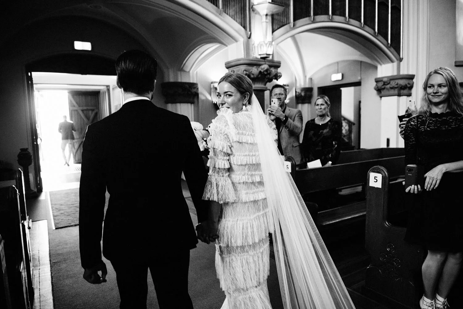 Brudpar efter vigsel i Sofia kyrka.