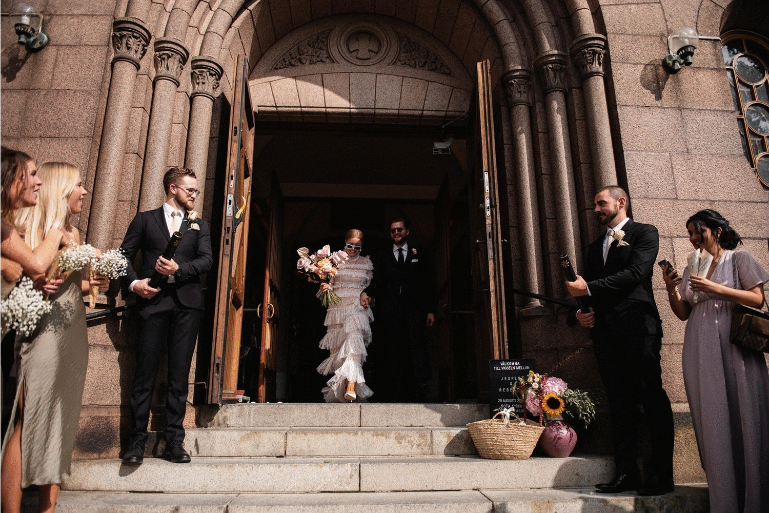 GIF med brudpar som kommer ut genom portarna på kyrkan