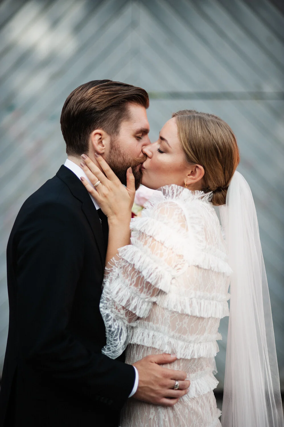 Brudpar kysser varandra på Nytorget.
