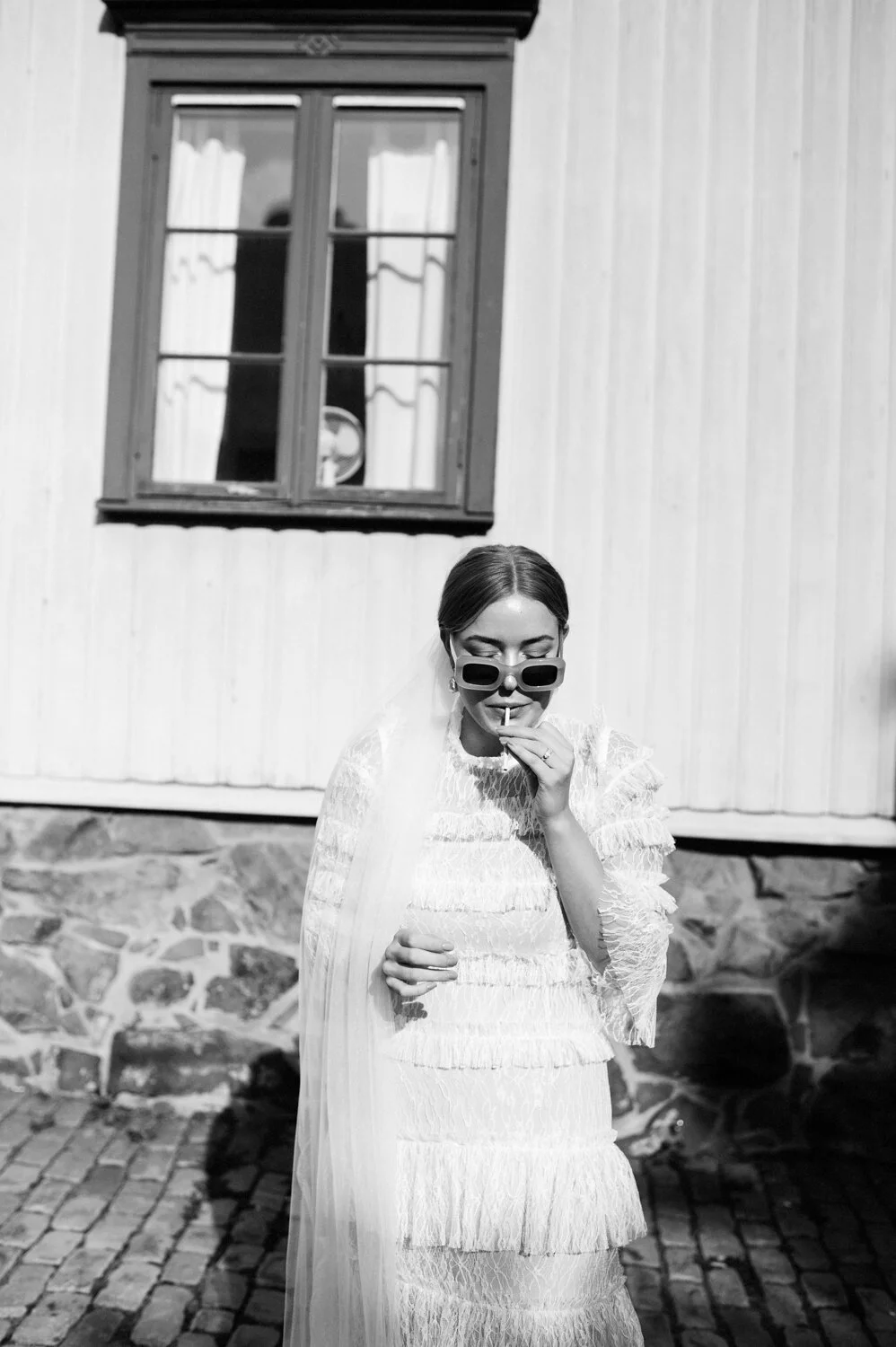 Brud med cigarett och bröllopsklänning på Nytorget.