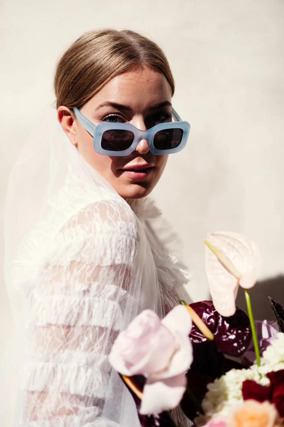 Brud med brudklänning och solglasögon.