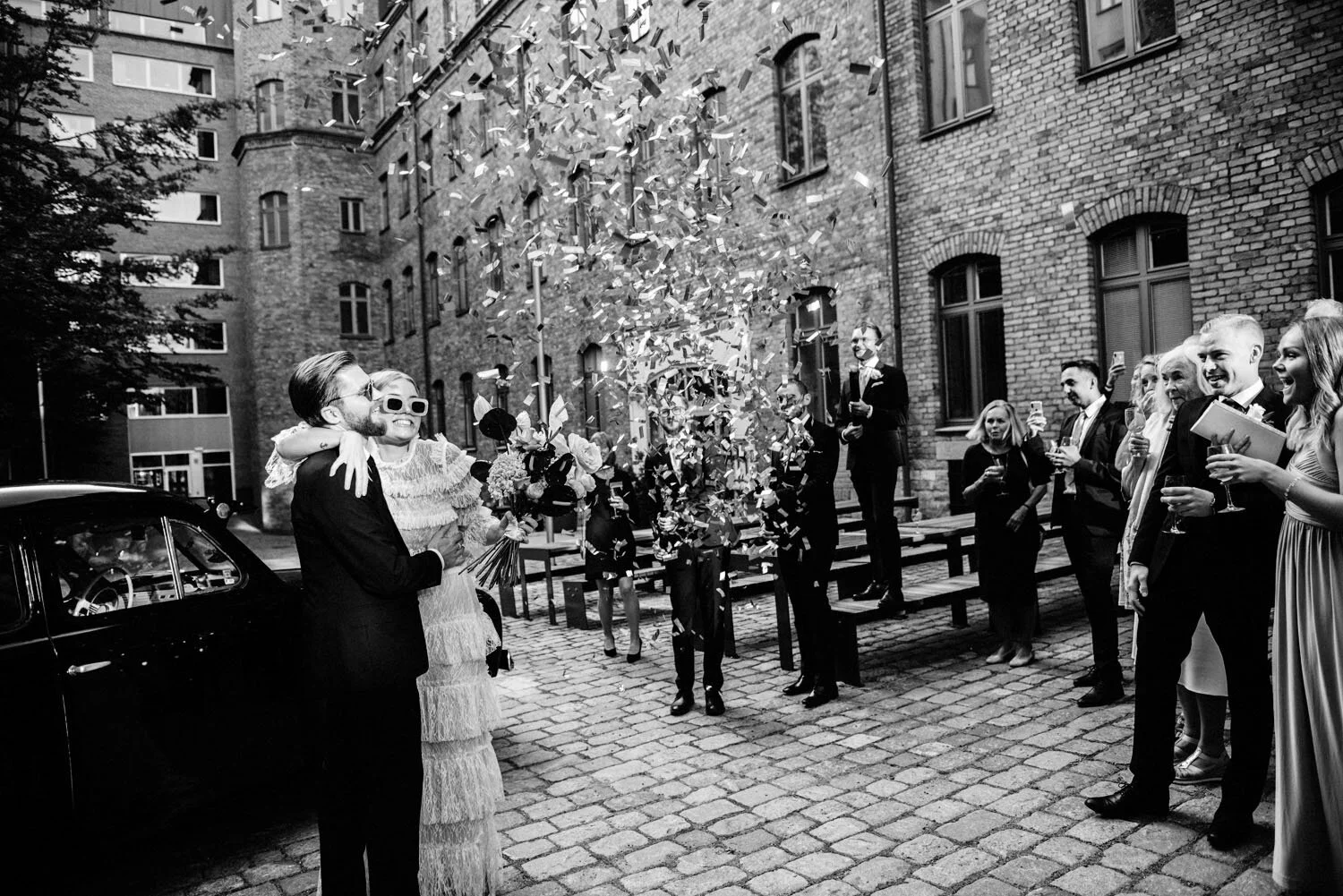 Konfettiregn över brudpar på Skofabriken Helio i Hornstull