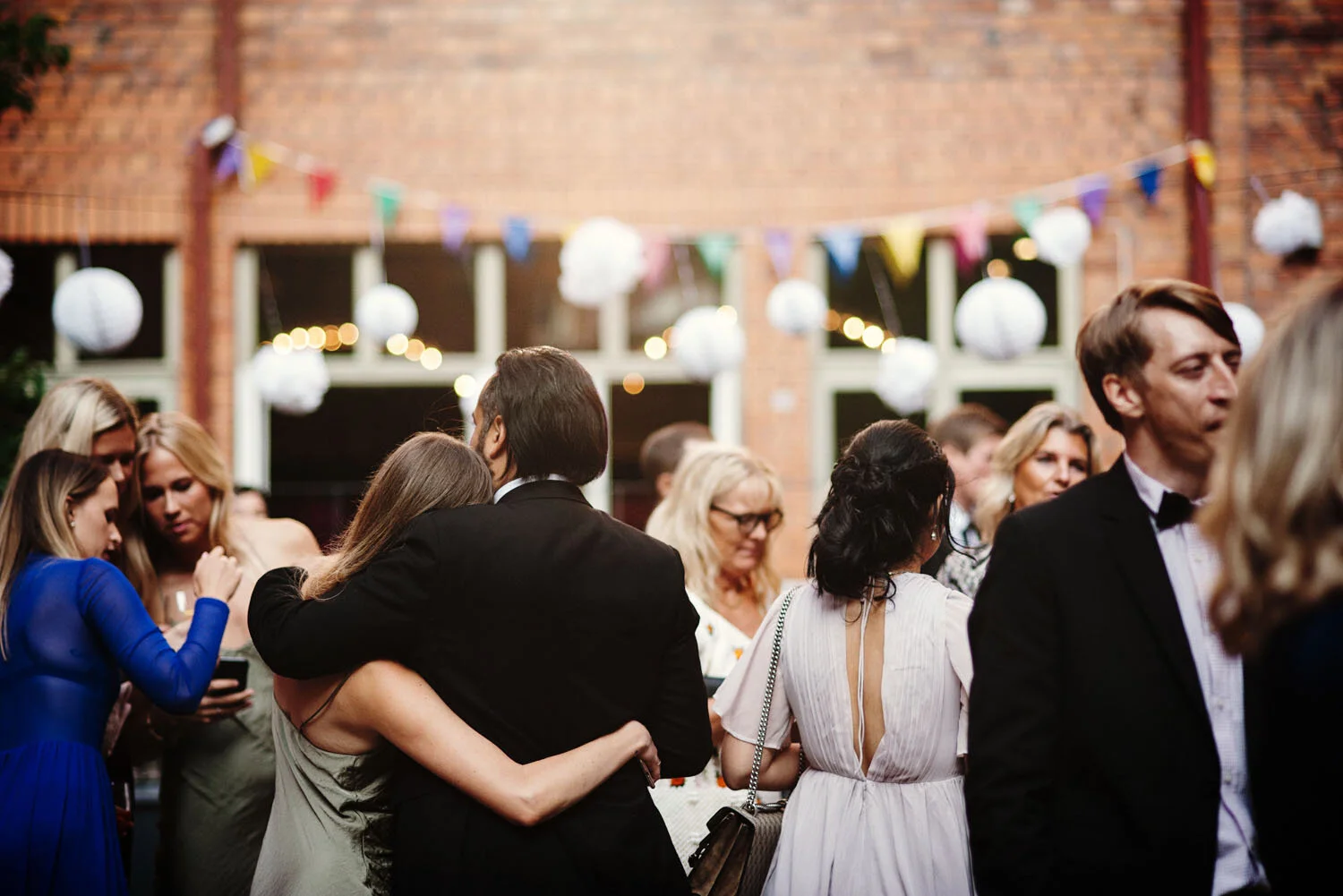 Bröllopsgäster minglar vid Skofabriken Helio i Hornstull.