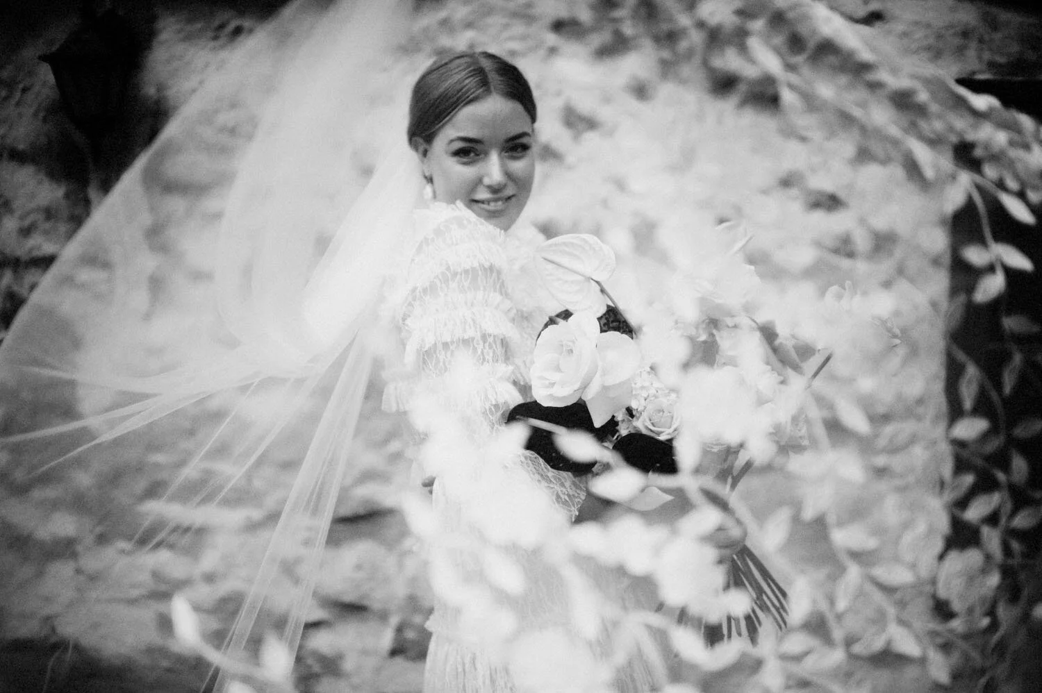 Brud med slöja och brudbukett.