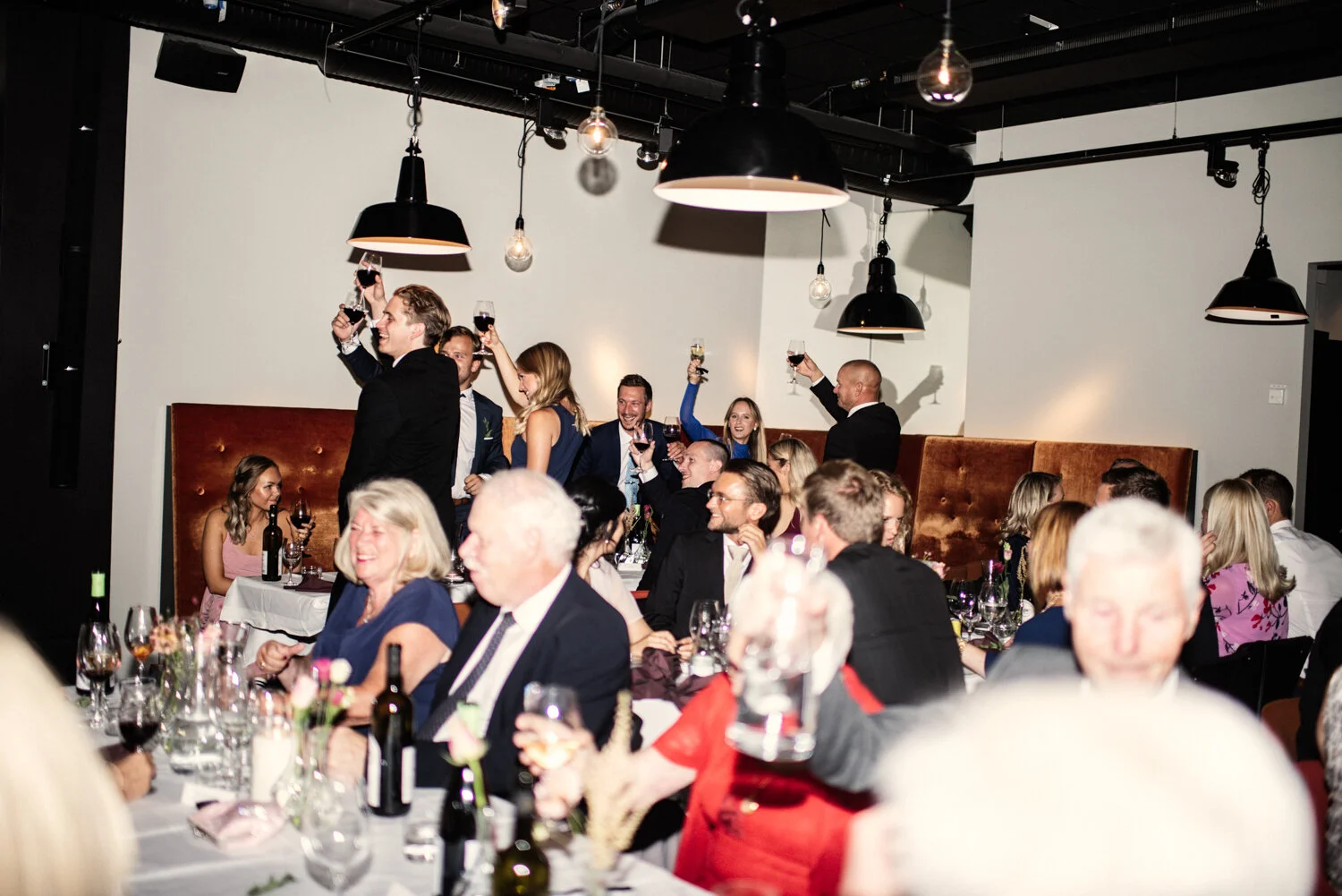 Bröllopsgästet skålar på Skofabriken Helio Hornstull.