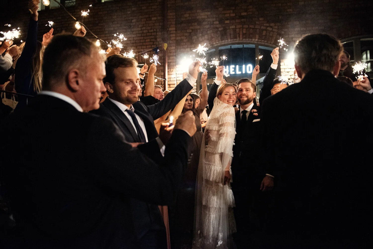 Gruppbild med brudpar och bröllopsgäster.