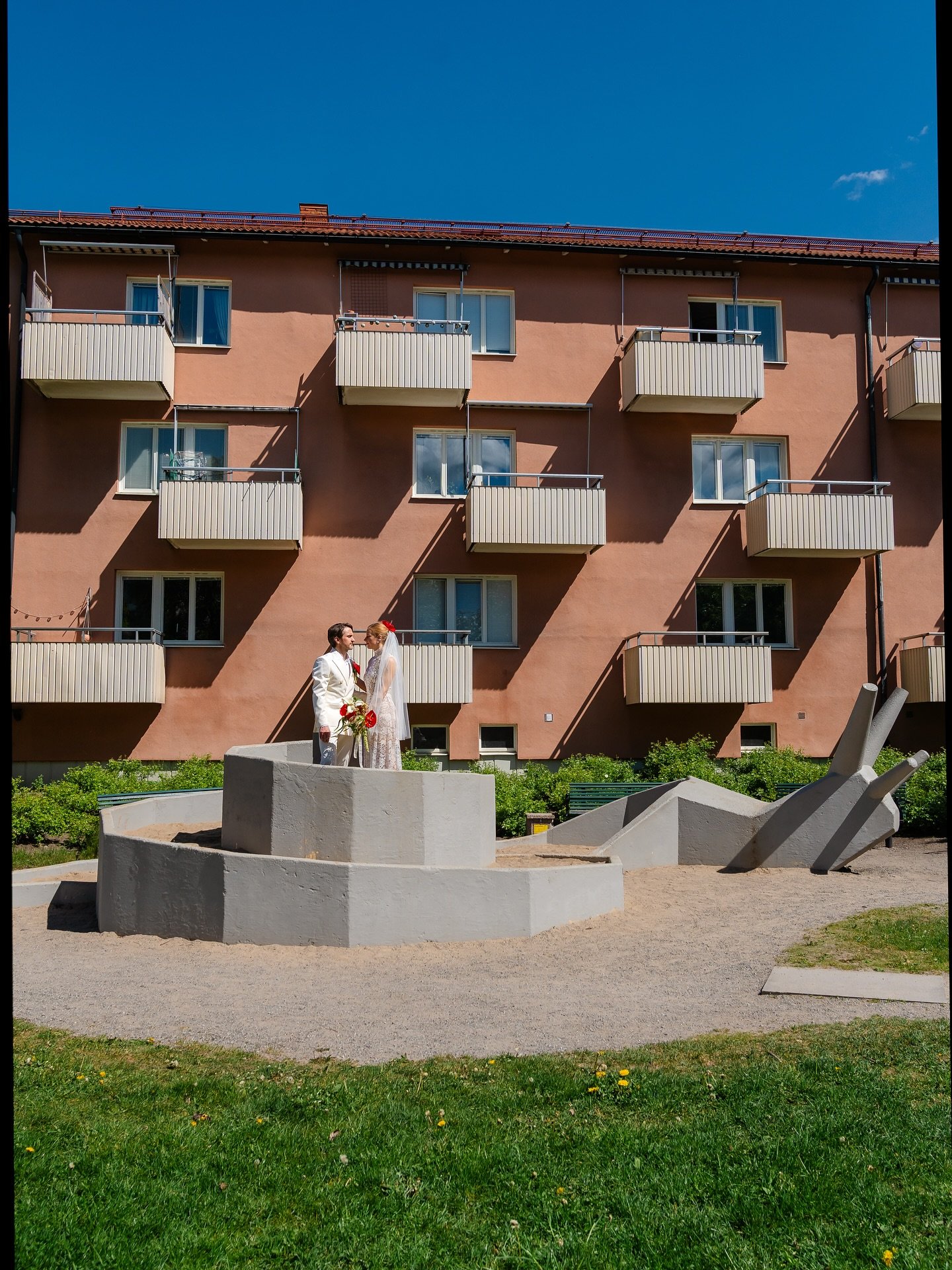 Olle, Johanna &amp; the big concrete snail ✨

#modernbride #&aring;rsta #imagenai #stockholmweddingphotographer #br&ouml;llop2025 #br&ouml;llop2026 #weddinginspiration #brudkl&auml;nning #brudsl&ouml;ja