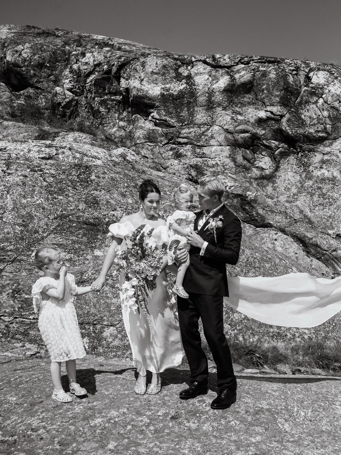 Vega, Julia, Pontus &amp; Alba ✨
Marstrand in may is always a good idea.

#marstrandwedding #marstrandbr&ouml;llop #v&auml;stkustbr&ouml;llop #grandhotelmarstrand #zoerowynbridal #awaflorista