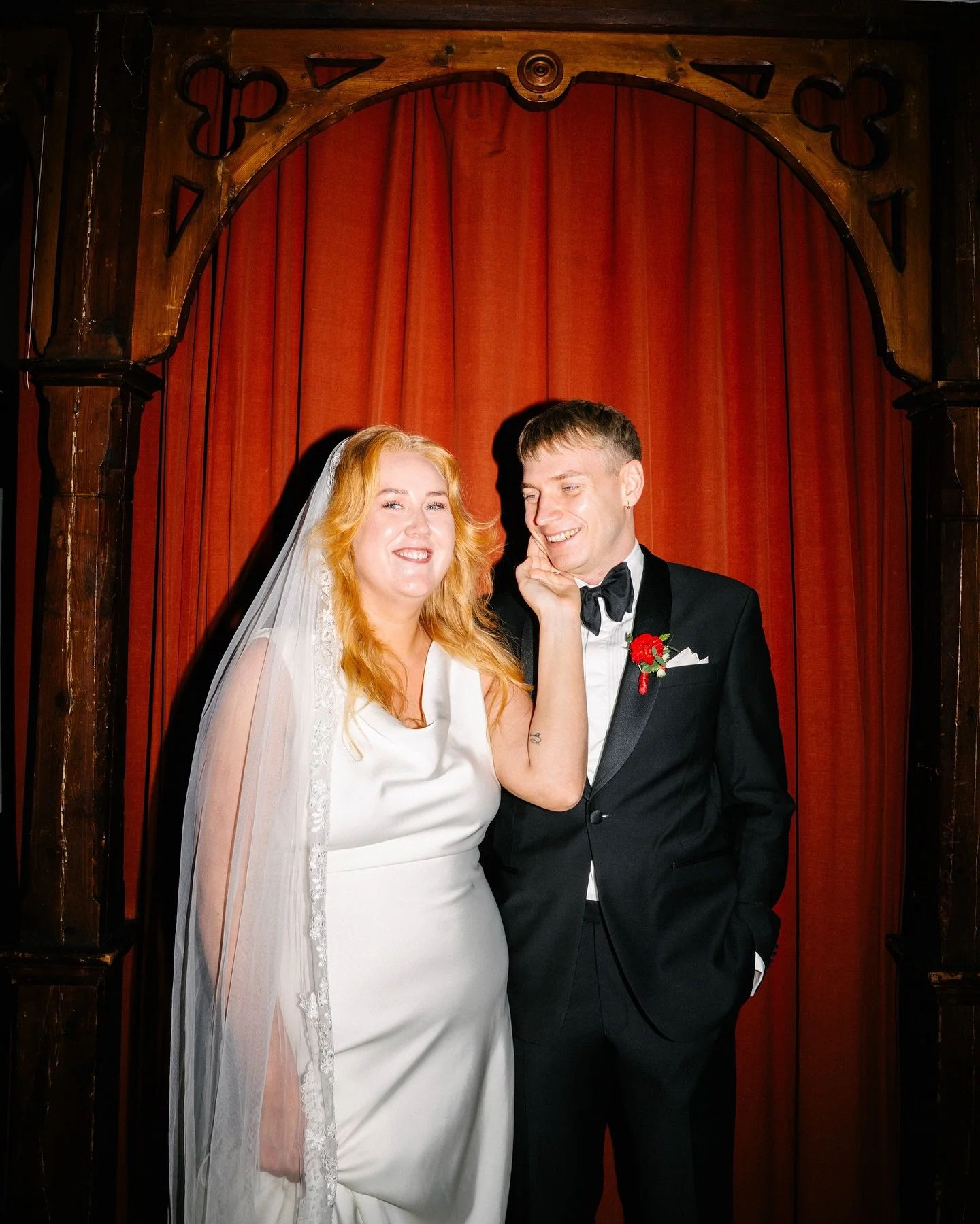 Otroligt stadsbr&ouml;llop p&aring; S&ouml;dermalm med vigsel i H&ouml;galidskyrkan ✨

Jag tr&ouml;ttnar aldrig p&aring; att fota br&ouml;llop i stan, m&ouml;jligheterna att g&ouml;ra sin d.v.s. ER grej &auml;r o&auml;ndliga. Linus &amp; Josefin gift