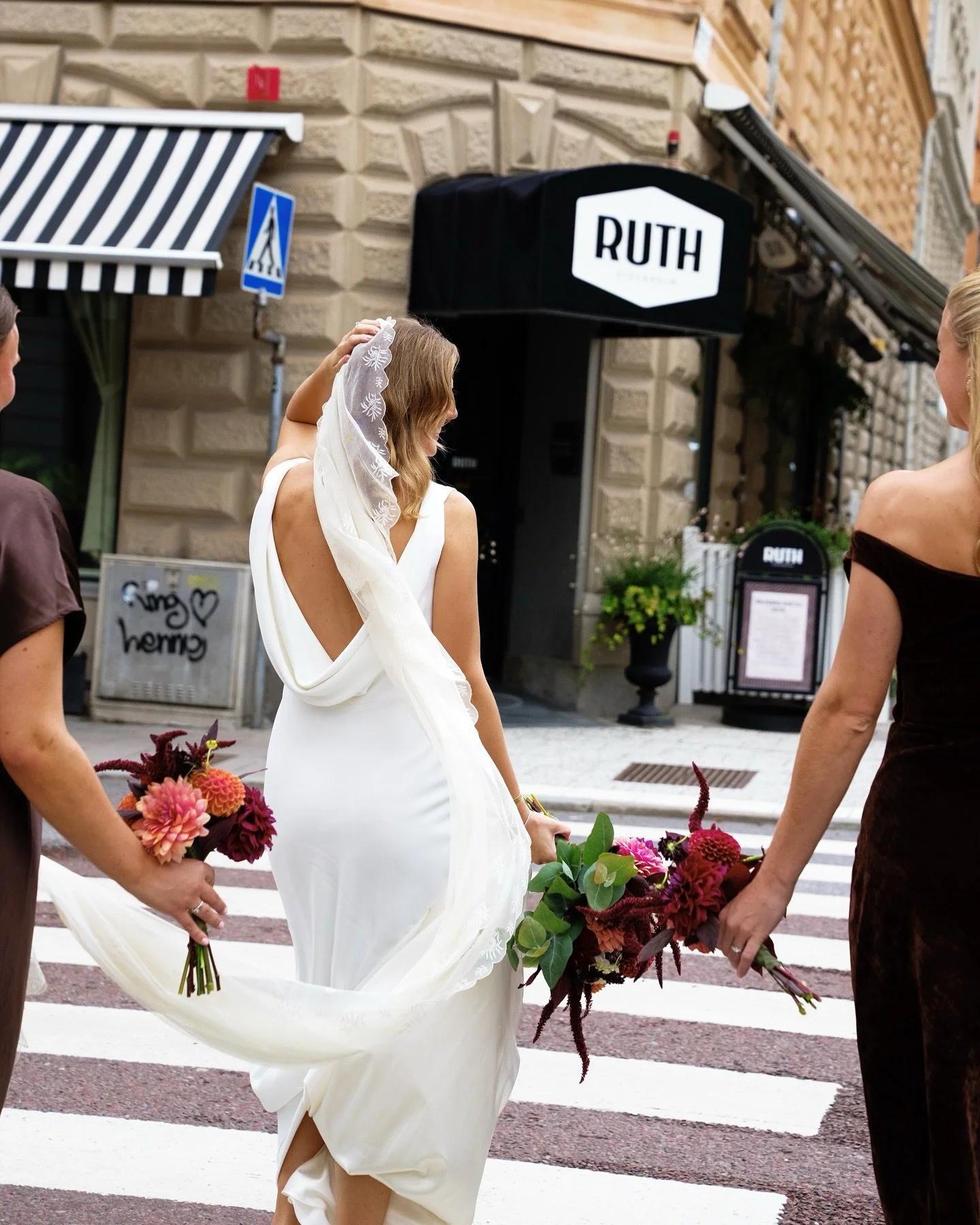 &Ouml;gonblick fr&aring;n Max &amp; Antonias br&ouml;llop p&aring; underbara Hotel Ruth i Stockholm ❤️

Ett f&auml;rgglatt, personligt och megasnyggt hotell med som f&aring;r en br&ouml;llopsfotograf att dregla av alla fina milj&ouml;er att fota i. H