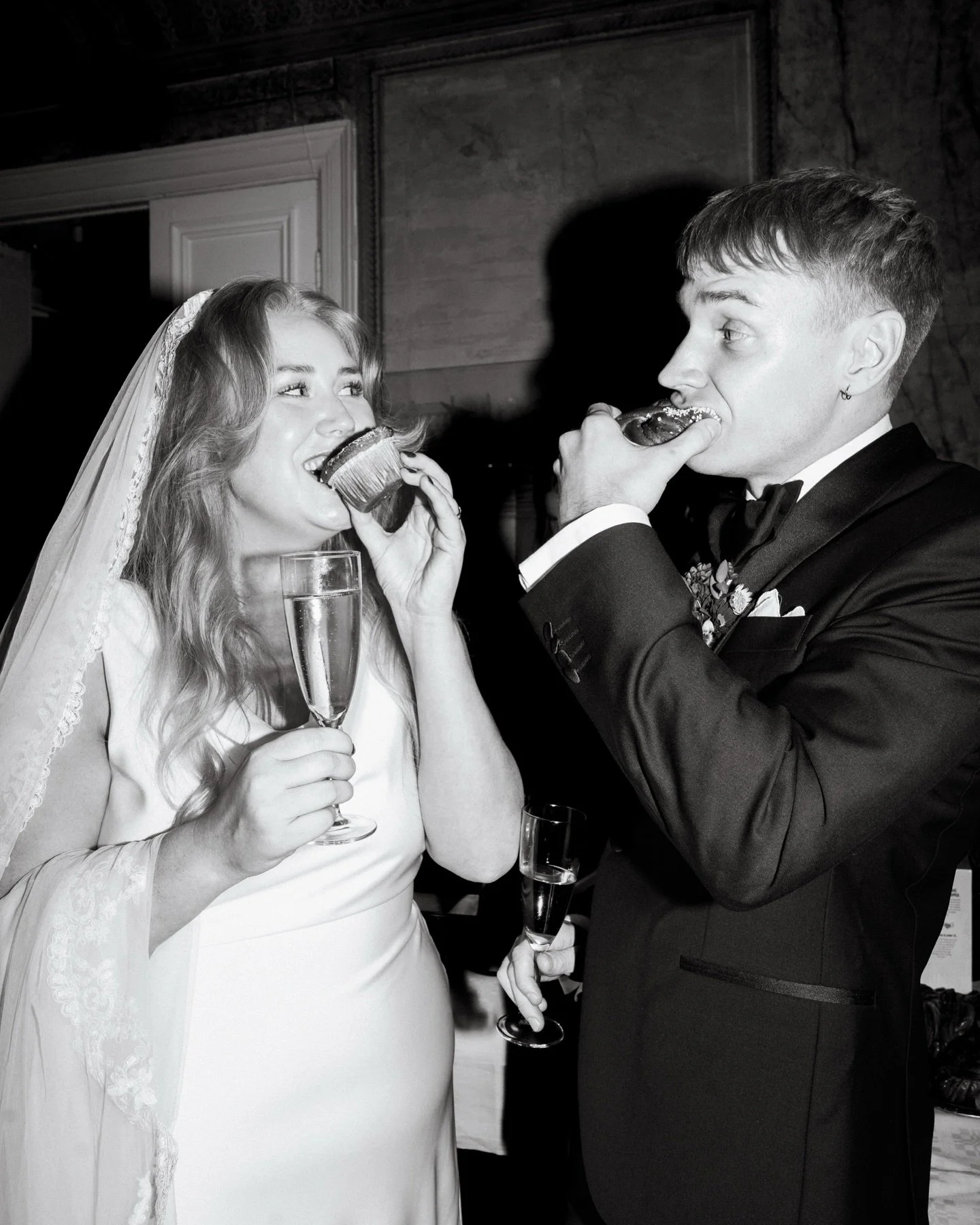 Br&ouml;llop p&aring; S&ouml;dermalm inkl livets b&auml;sta kombination: bubbel och bulle! 

Jossan &amp; Linus gifte sig i H&ouml;galidskyrkan och hade sin fest p&aring; Carlsh&auml;lls g&aring;rd. Vid brudsk&aring;len serverades bullar, bubbel och 