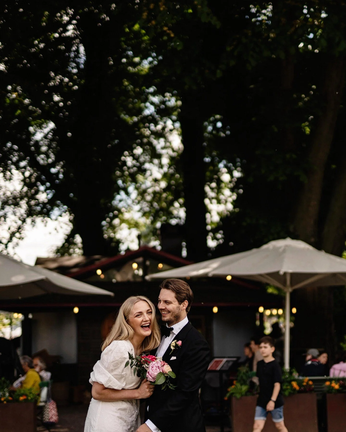 Litet elopement br&ouml;llop i Stockholm ✨

Vilde &amp; Peder fr&aring;n Oslo tog med sina b&auml;stisar och &aring;kte till Stockholm f&ouml;r ett elopement br&ouml;llop. En elopement &auml;r ett perfekt s&auml;tt att g&ouml;ra sin grej och ha ett l