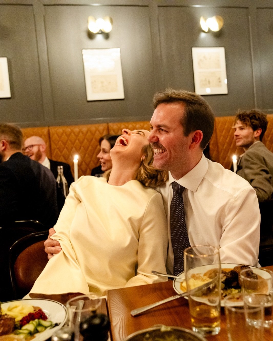 Br&ouml;llopsfest p&aring; restaurang Pelikan ✨

Martin &amp; Ellen hade sin br&ouml;llopsmiddag p&aring; restaurang Pelikan i Stockholm, deras favoritst&auml;lle med husmanskost i enorma portioner och sjukt mysig atmosf&auml;r. 

Restaurang: @pelika