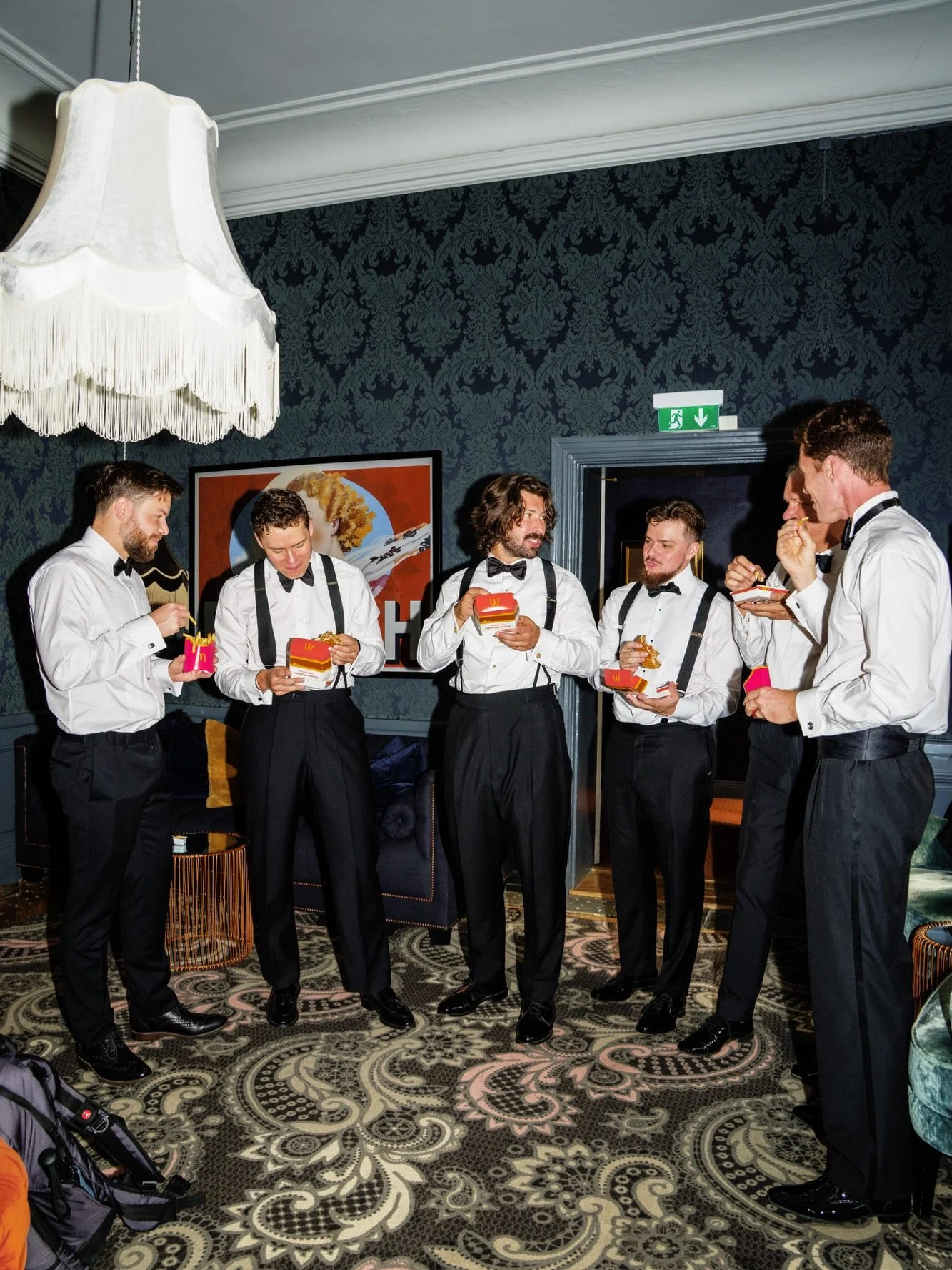 Br&ouml;llop p&aring; NoFo Hotell i Stockholm ✨

Hamburgare och pommes g&ouml;r magen glad och brudgummarna m&auml;tta! F&ouml;rberedelser p&aring; NoFo Hotell p&aring; S&ouml;dermal med Evan + the boys var helt klart +++++. Avslappnat, snyggt och my