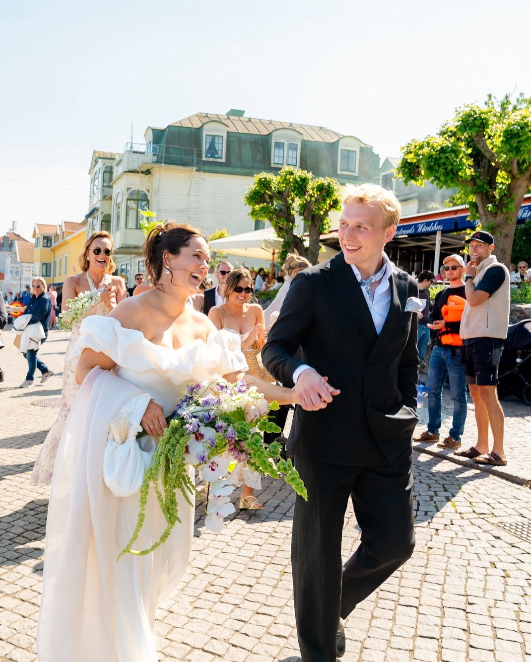 Br&ouml;llop p&aring; Marstrand ✨

&Ouml;gonblicksbilder fr&aring;n Julia &amp; Pontus majbr&ouml;llop p&aring; Marstrand. Pangv&auml;der! S&aring; otroligt vackert! Fantastisk mat! &Auml;lskade allt <3

Kl&auml;nning: @zoerowynbridal
Blommor: @aw
