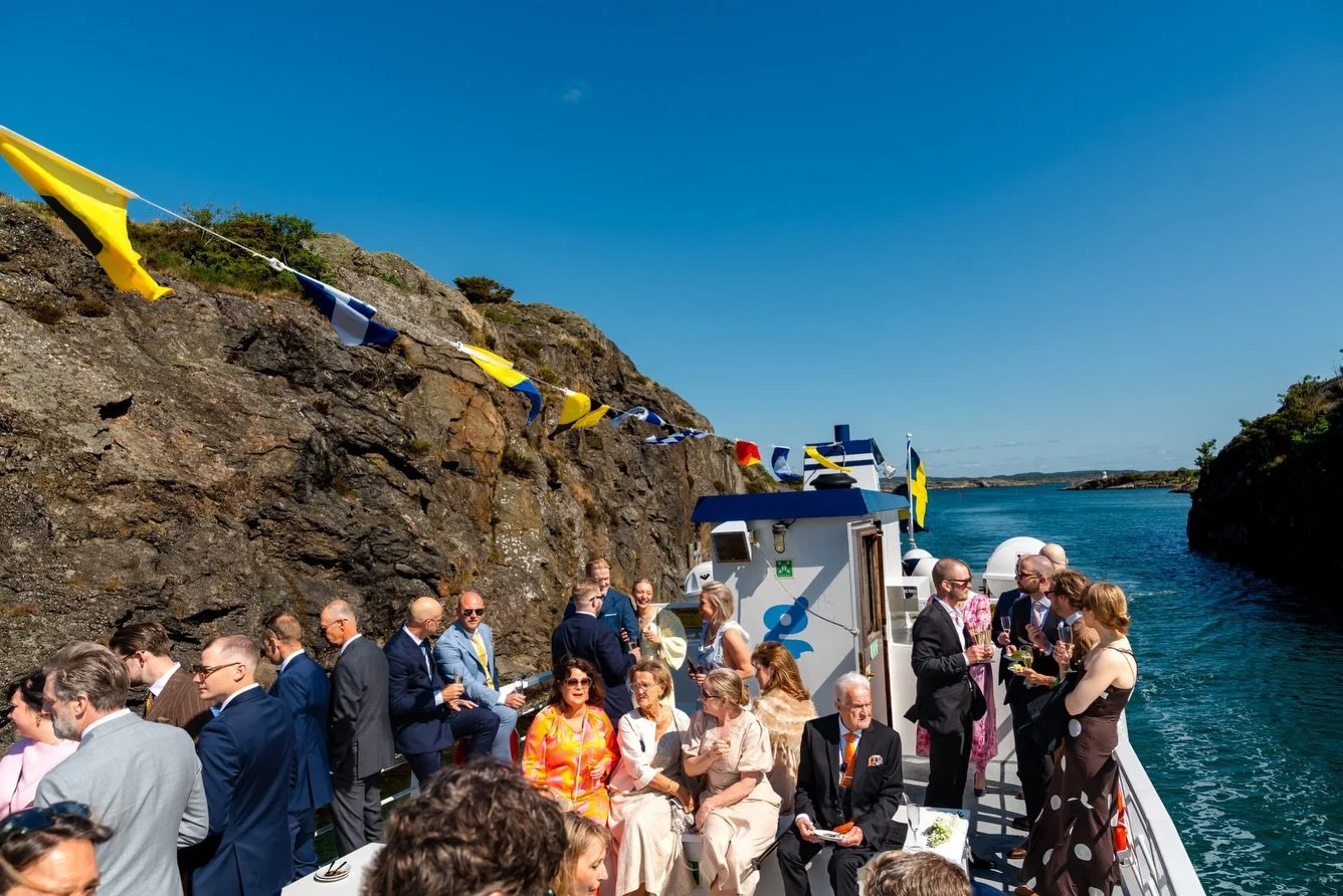 Br&ouml;llop p&aring; Marstrand ✨

B&aring;ttur + miniprinsesst&aring;rta = en perfekt dag! 

Kl&auml;nning: @zoerowynbridal
Blommor: @awaflorista
H&aring;r: @hairandmakeupbyisabell
MUA: @makeupstina

💕 @juliamossbrant @pontusmossbrant