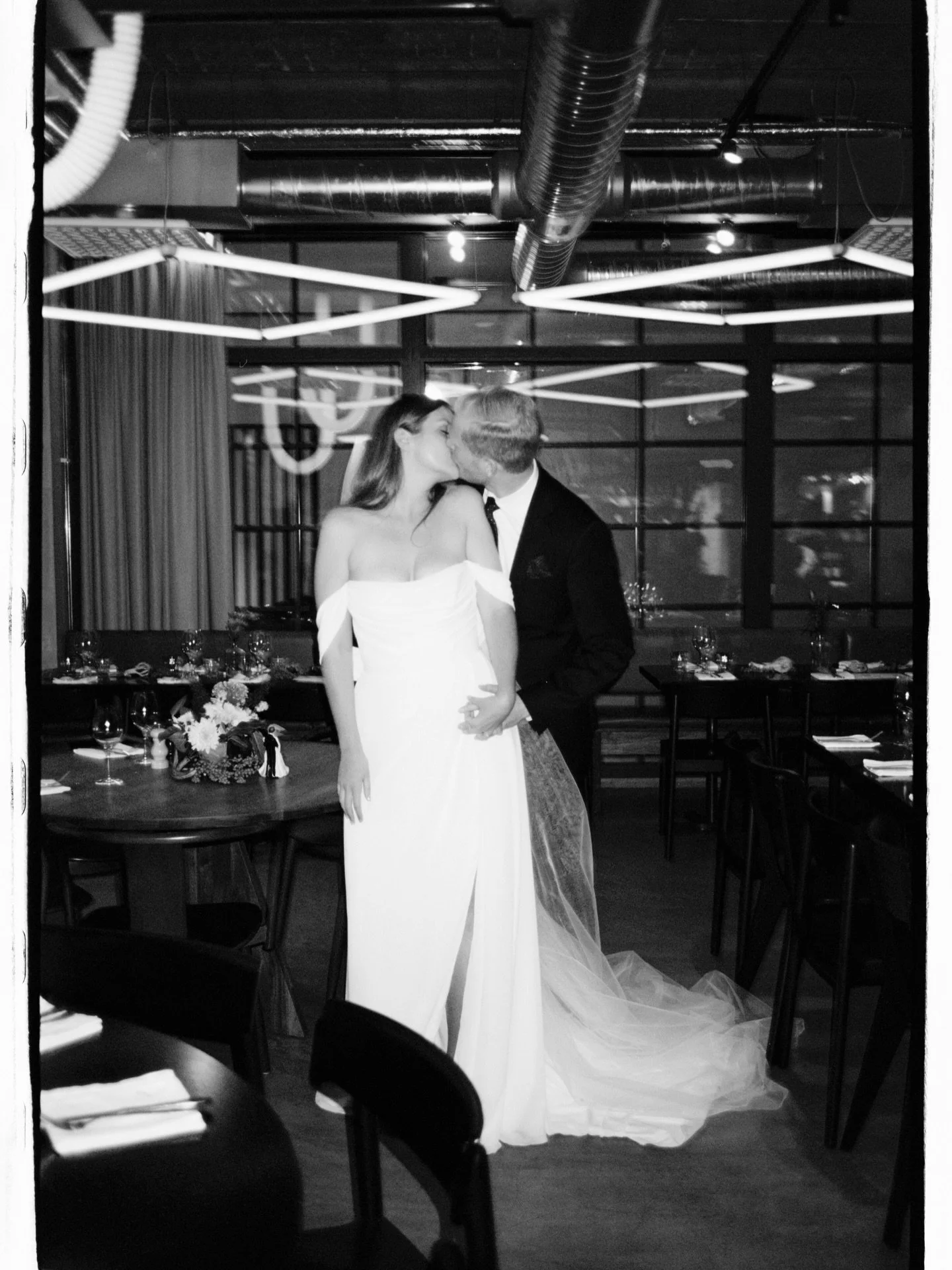 Restaurangbr&ouml;llop p&aring; S&ouml;dermalm ✨

2 X Vendela &amp; Olle i min favoritmilj&ouml;: restaurang och gata! Det &auml;r allt jag beh&ouml;ver f&ouml;r att kreativiteten ska fl&ouml;da.

💕 @vendelabr @nilsolofgabriel