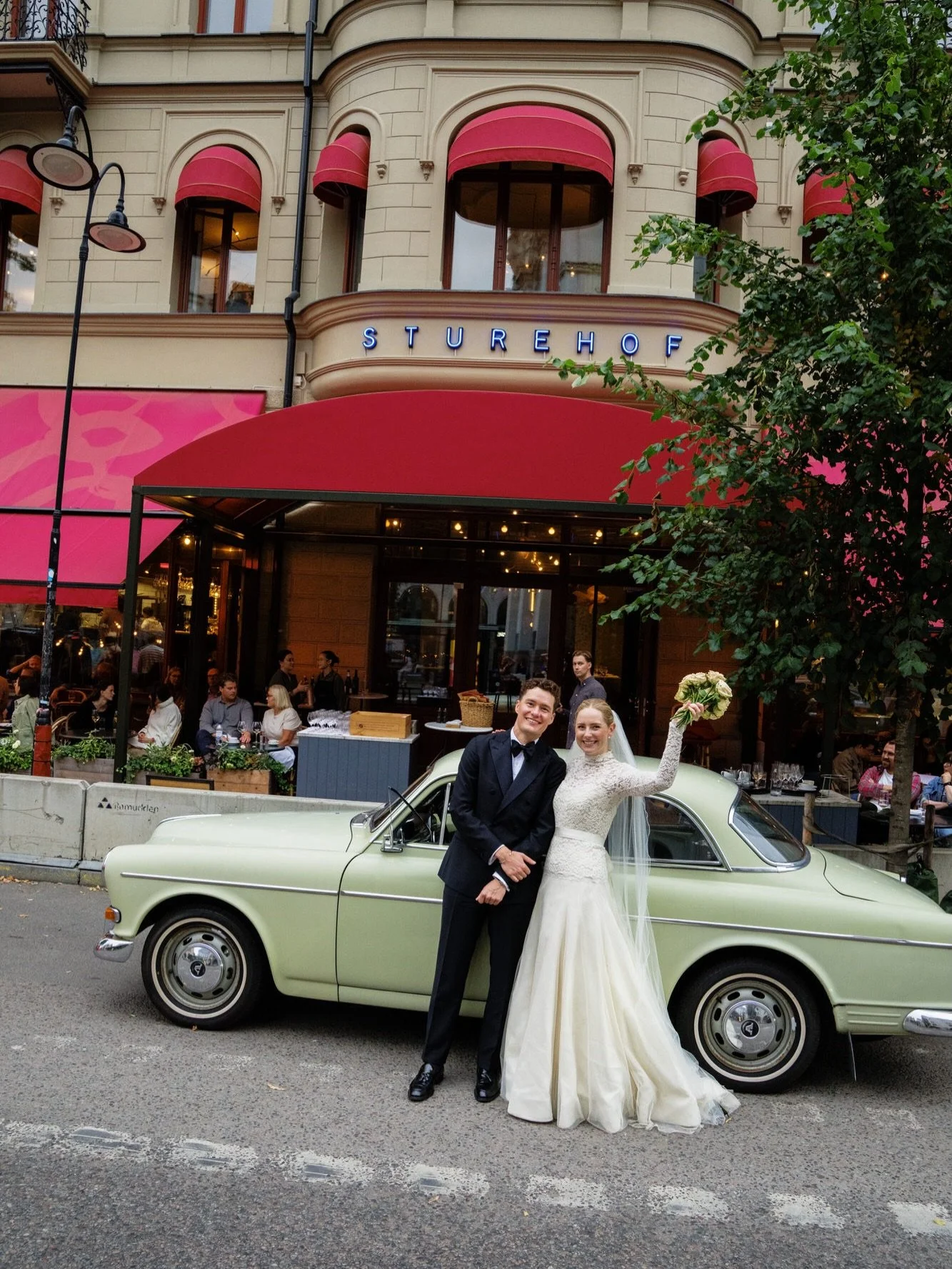 Br&ouml;llopsfest p&aring; Sturehof ✨

Mitt i smeten! Svingott och supersnyggt + grym service = allt man &auml;lskar? Ebba &amp; Evan hade sin br&ouml;llopsfest p&aring; restaurang @sturehof, en plats de valt f&ouml;r att de varit d&auml;r mycket med