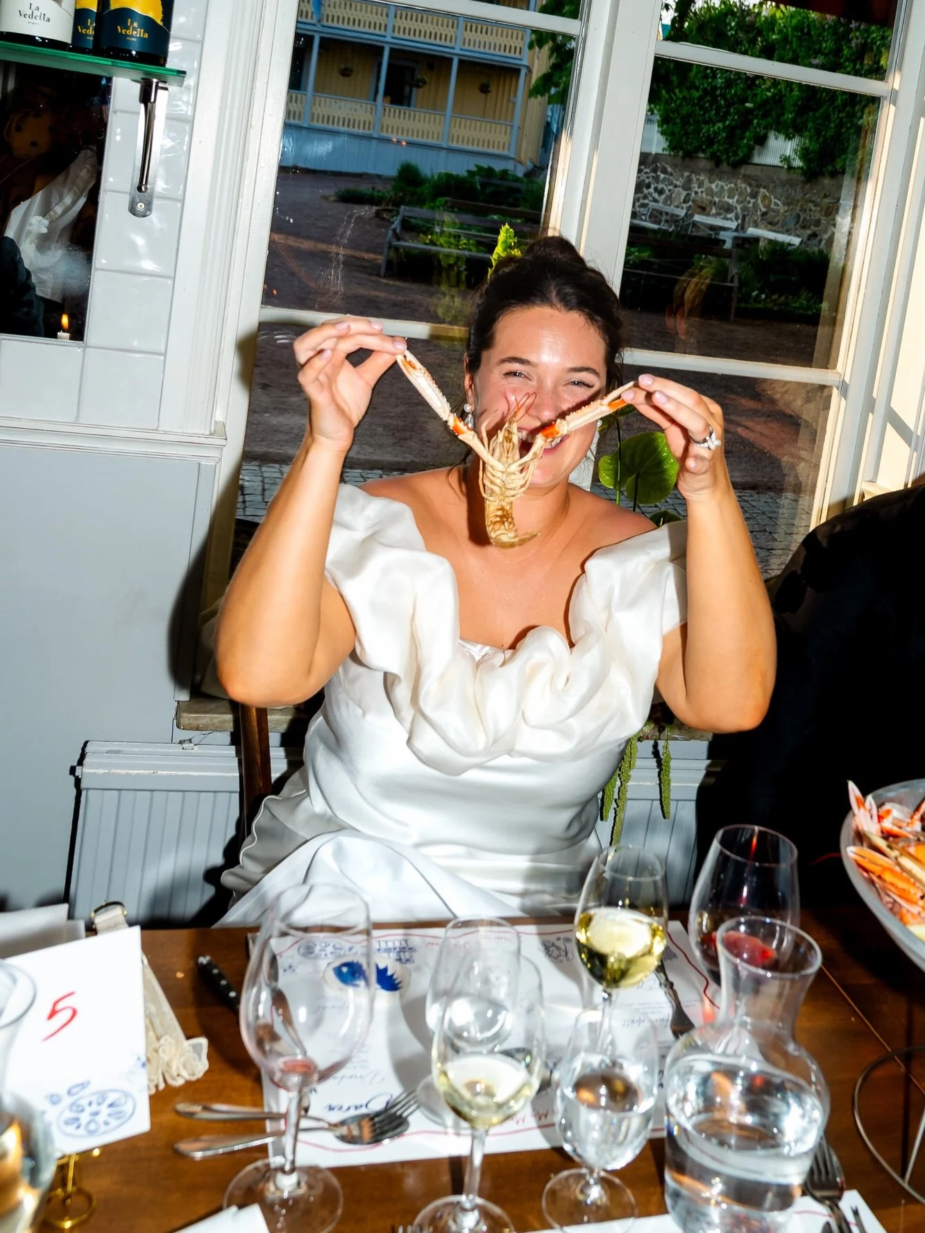 Br&ouml;llop p&aring; Marstrand ✨

Julia &amp; Pontus I love u! Majbr&ouml;llop p&aring; Marstrand, skaldjur, goda ostar, vallmo i full blom och v&auml;rldens h&auml;rligaste g&auml;ng! 

Kl&auml;nning: @zoerowynbridal
Blommor: @awaflorista
H&aring;r