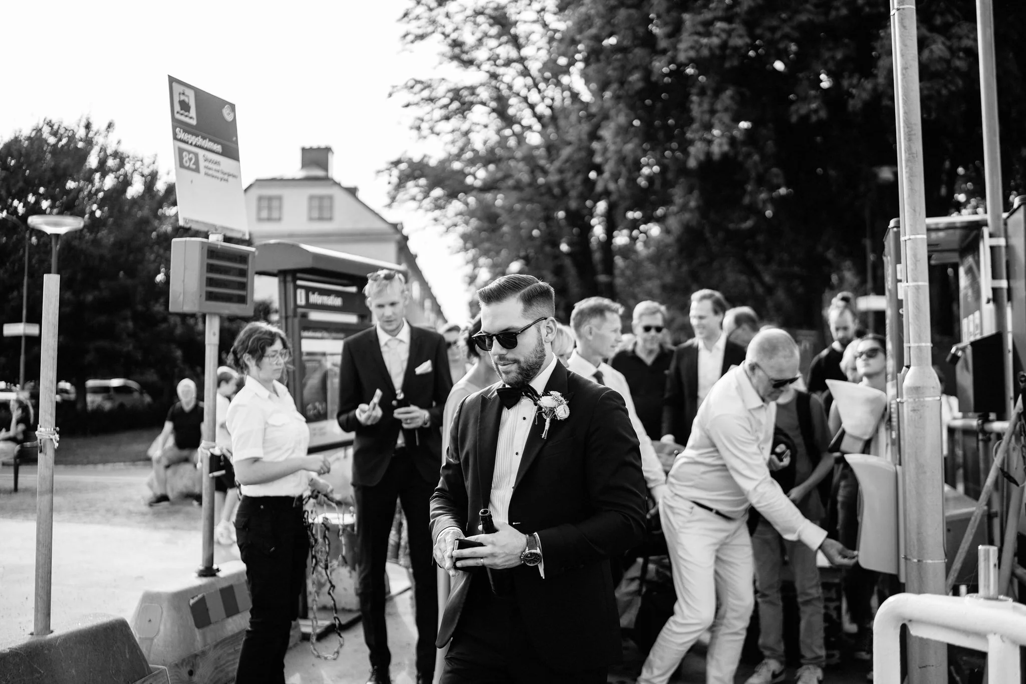 Brudfölje kliver ombord på Djurgårdsfärjan mot Slussen.