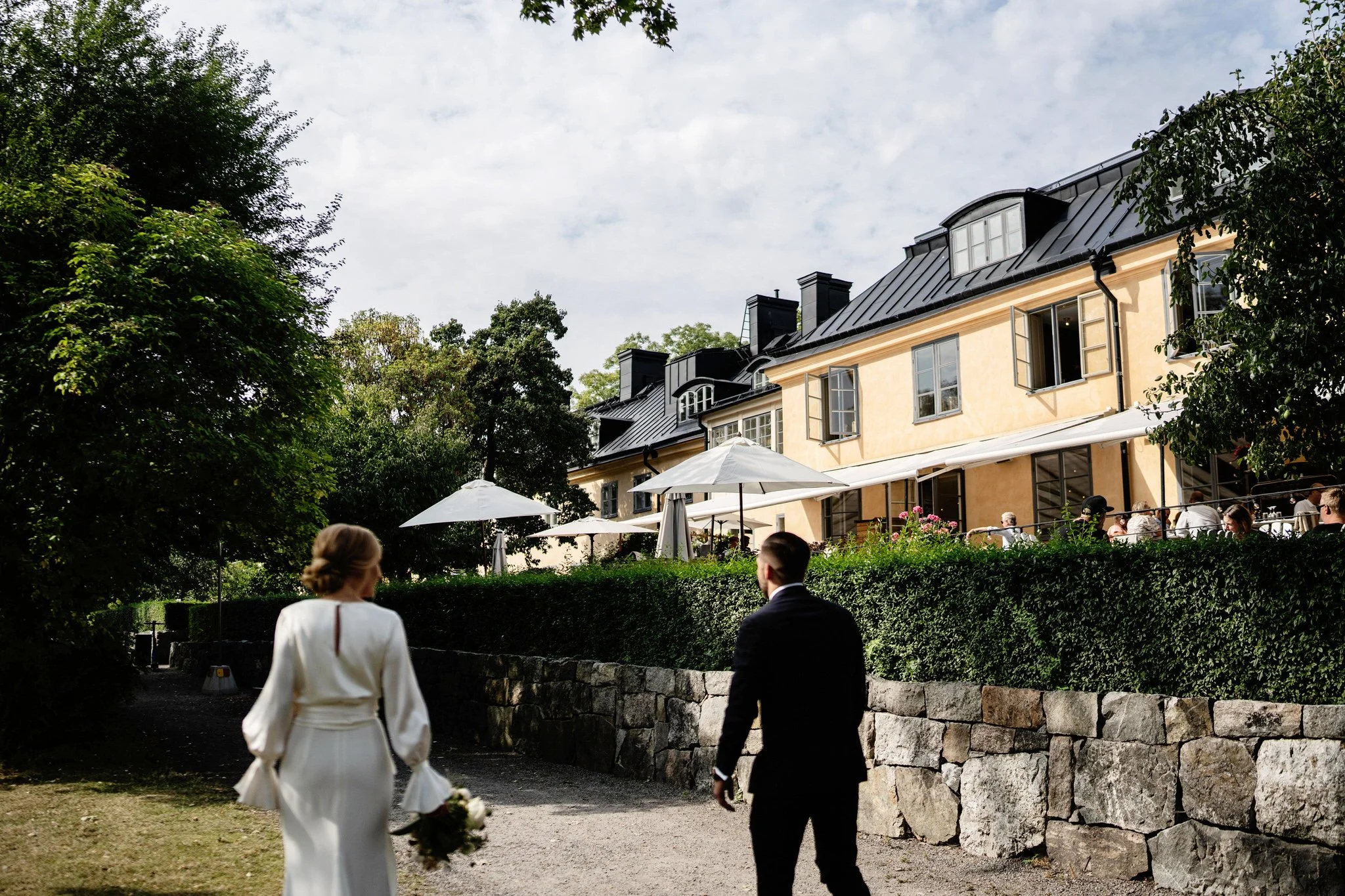 Brudpar går utanför Hotell Skeppsholmen.