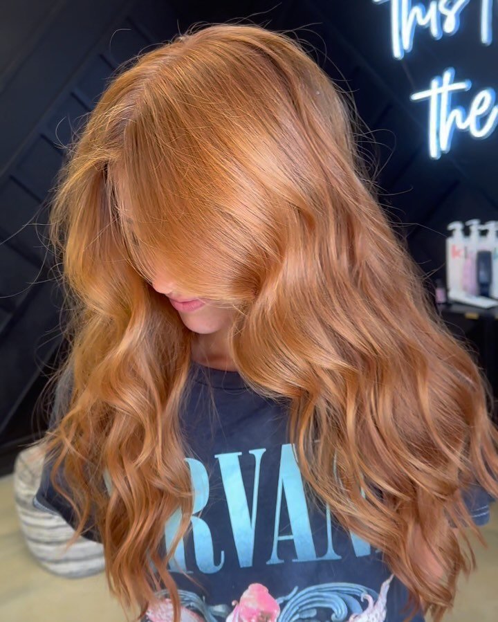 She&rsquo;s been blonde forever and wanted to spice it up! Obsessed is an understatement 😁 #shadeseq #victoriatxhairstylist #victoriatexas