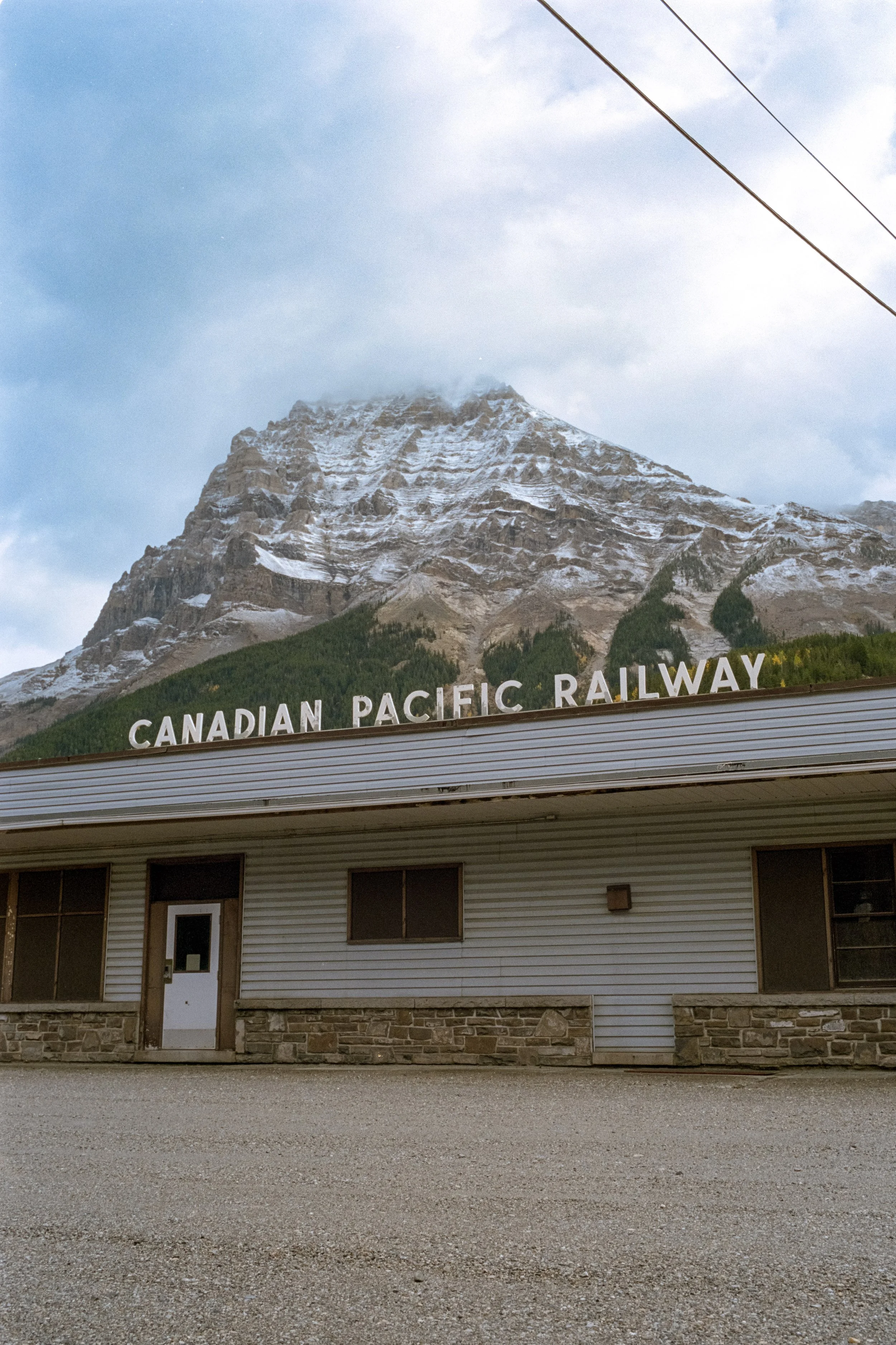 Railway | M6  | Portra 400 | 2026