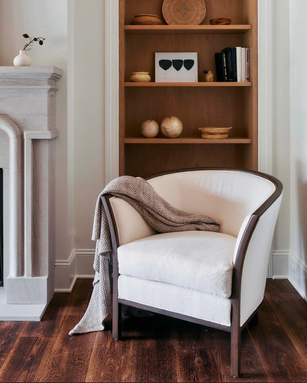 Love this neutral moment and timeless silhouette from @leeindustries ✨ Want a pop of color or a different texture? We can make this chair in just about any fabric you can dream up — and we’re always here to help you customize your perfect