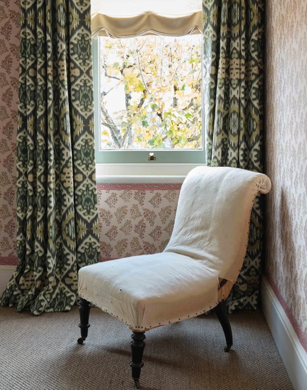 Loving this install shot of our Baby Coromandel Flower wallpaper installed ✨
. 
#scenicthestoriedhome #wallpaper #wallpaperinspo #patternplay #interiordesign #newproductalert #boisedecor #boise #idaho