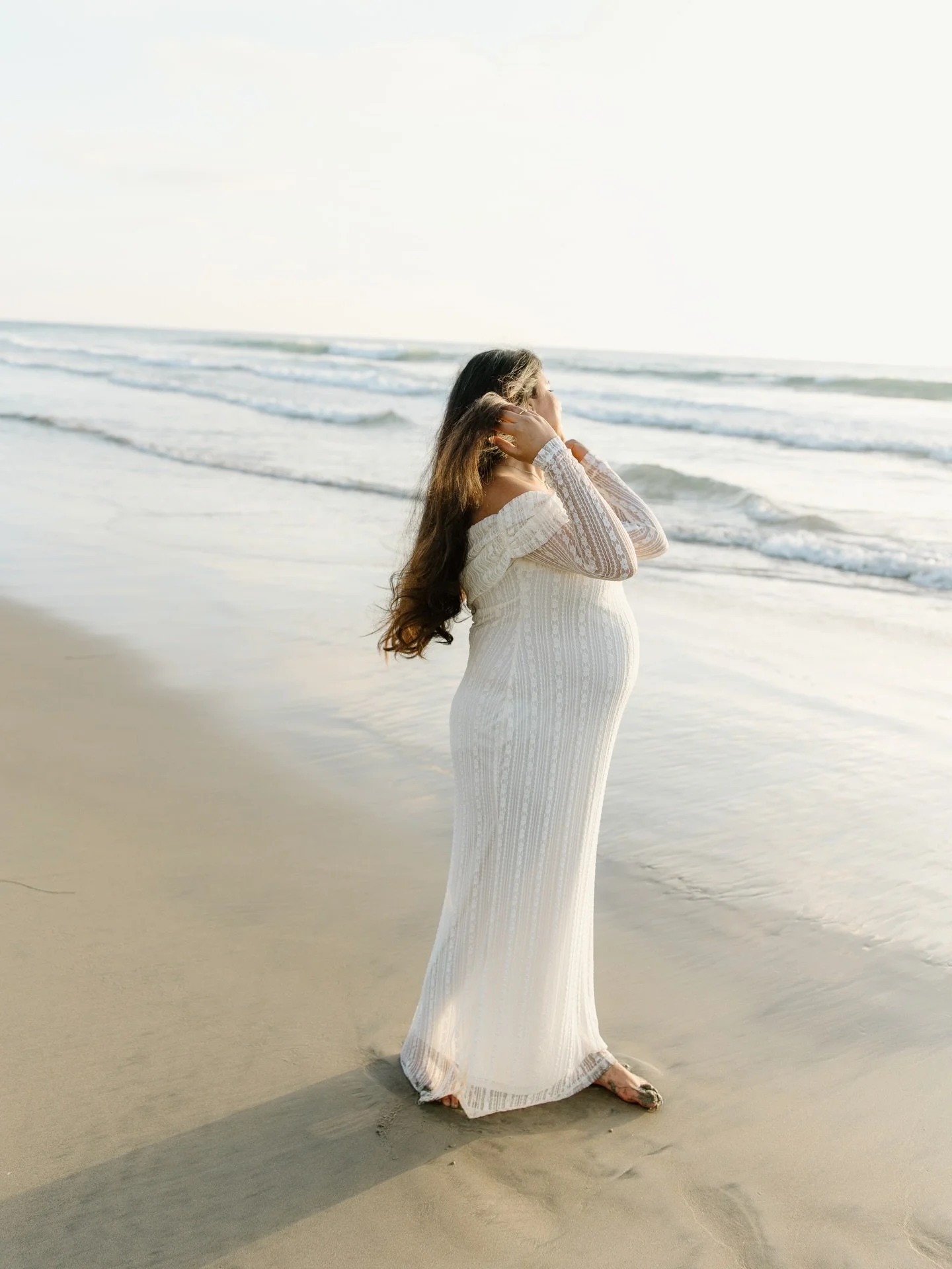 Soaking up all the beach giggles before gloomy weather 🤍
.
.
#sandiegophotographer #maternityphotos #sandiegoweddingphotographer #socalweddingphotographer #californiaphotographer