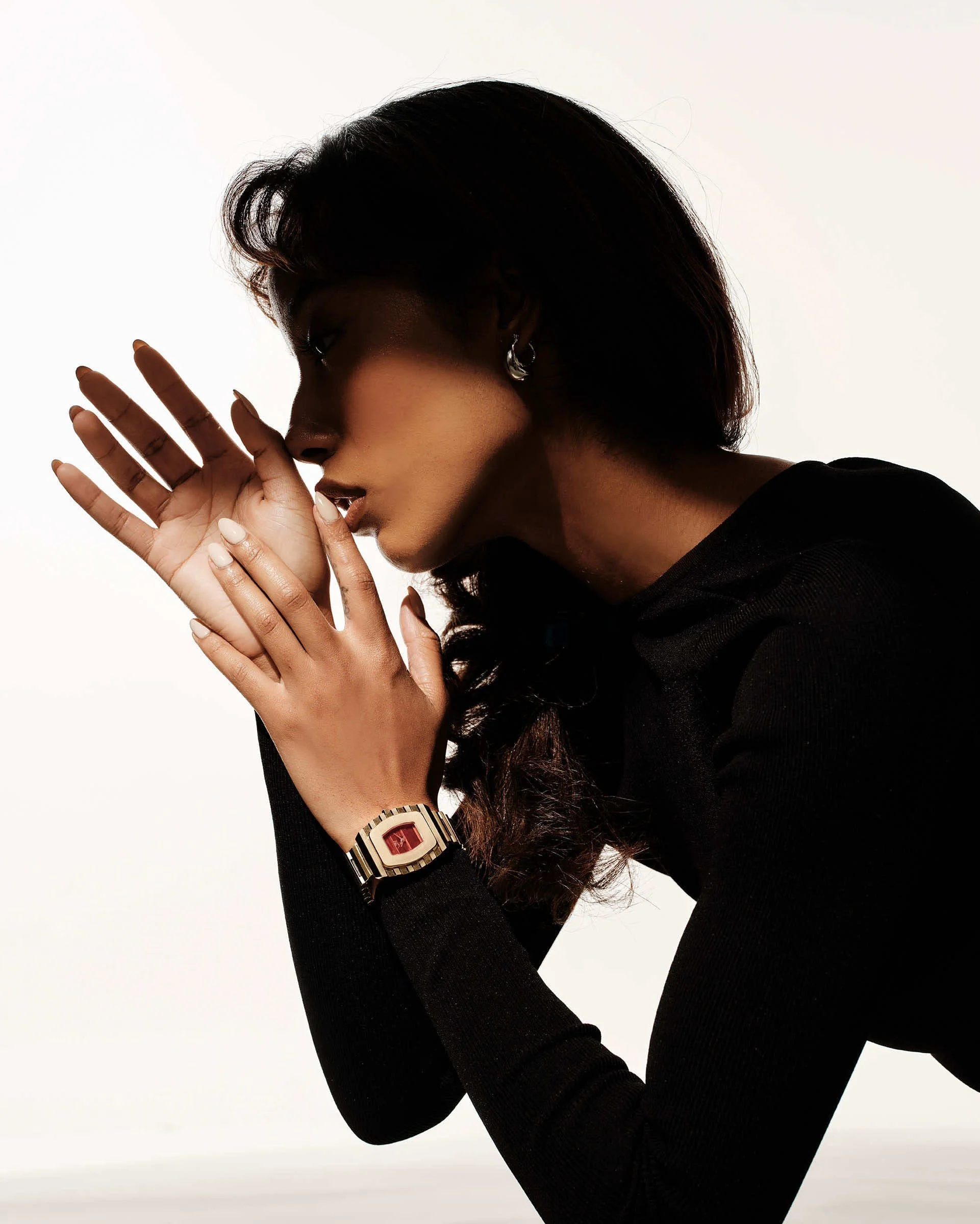 jbw-atlas-j6403e-gold-diamond-watch-winter2024-Lifestyle4-_Product-Page.jpg