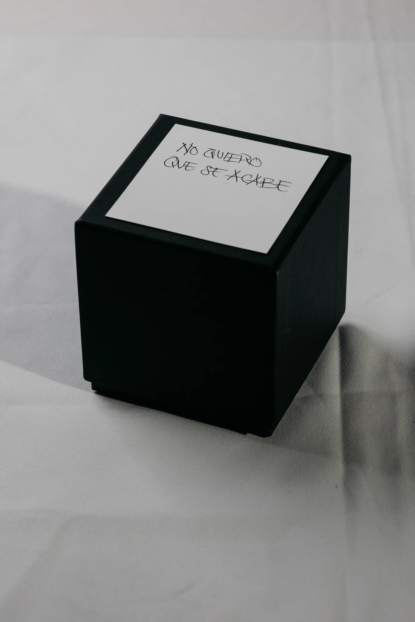 Black box containing a folded photographic sequence from No quiero que se acabe