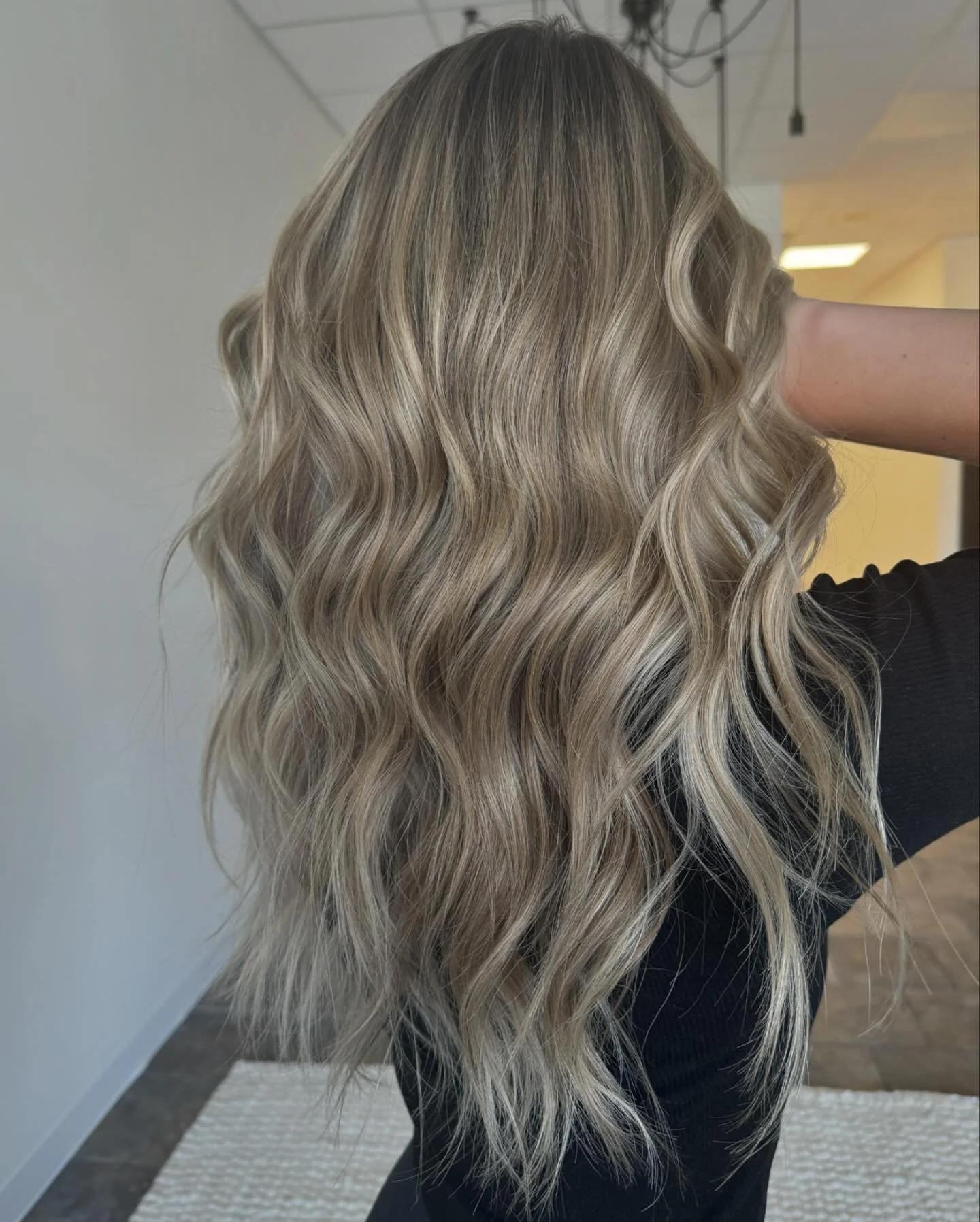 Switched a new client from a highlight to a more low maintenance blonde color 
&bull;Added lowlights, a few highlights, a shadow root/root tap and tone to break up these old highlights for a lived-in look 💛
&bull;It used to be scary, but I have fall