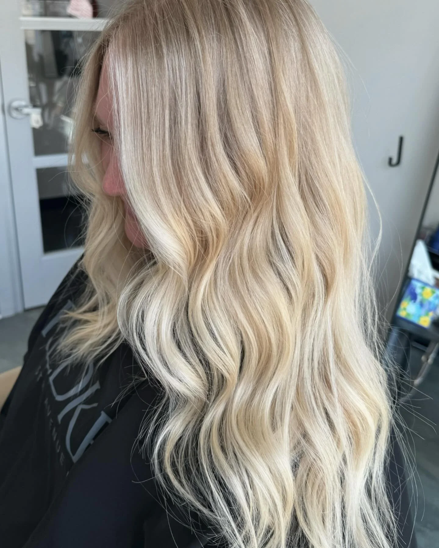 time for some summery blondes all summer long☀️🌻
&bull;
&bull;

#blondehighlights #blondehair #blondebalayage #blondespecialist #ashblonde #beigeblonde #ashblondehaircolor #blonde #beigeblondehair #blondehair #schwarzkopfusa #blondme #redken #shades