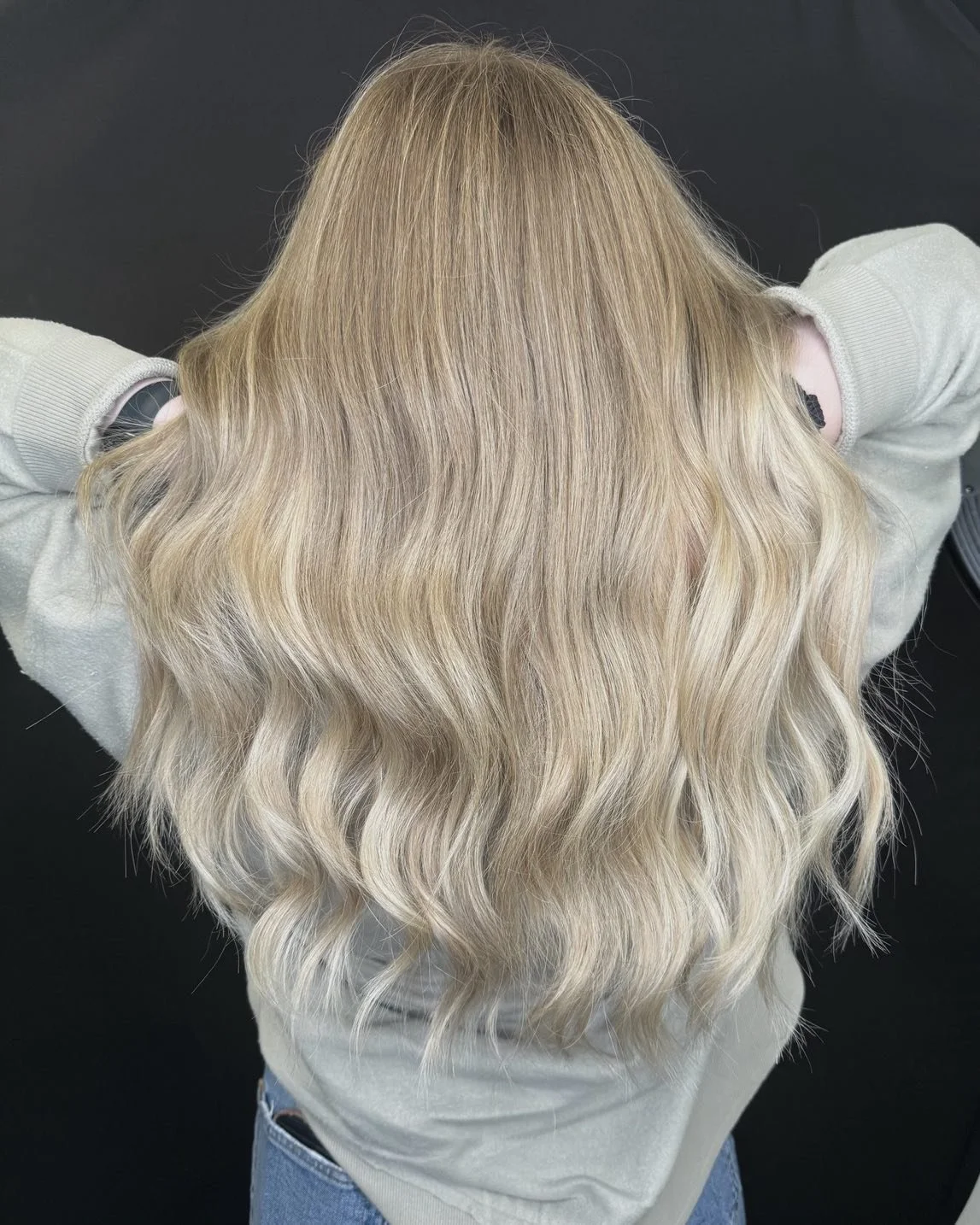 added 1 row of hand tied extensions for thickness and refreshed her balayage 💛
&bull;
&bull;
&bull;

#blondehair #blondebalayage #blondespecialist #ashblonde #beigeblonde #ashblondehaircolor #blonde #beigeblondehair #blondehair #schwarzkopfusa #blon