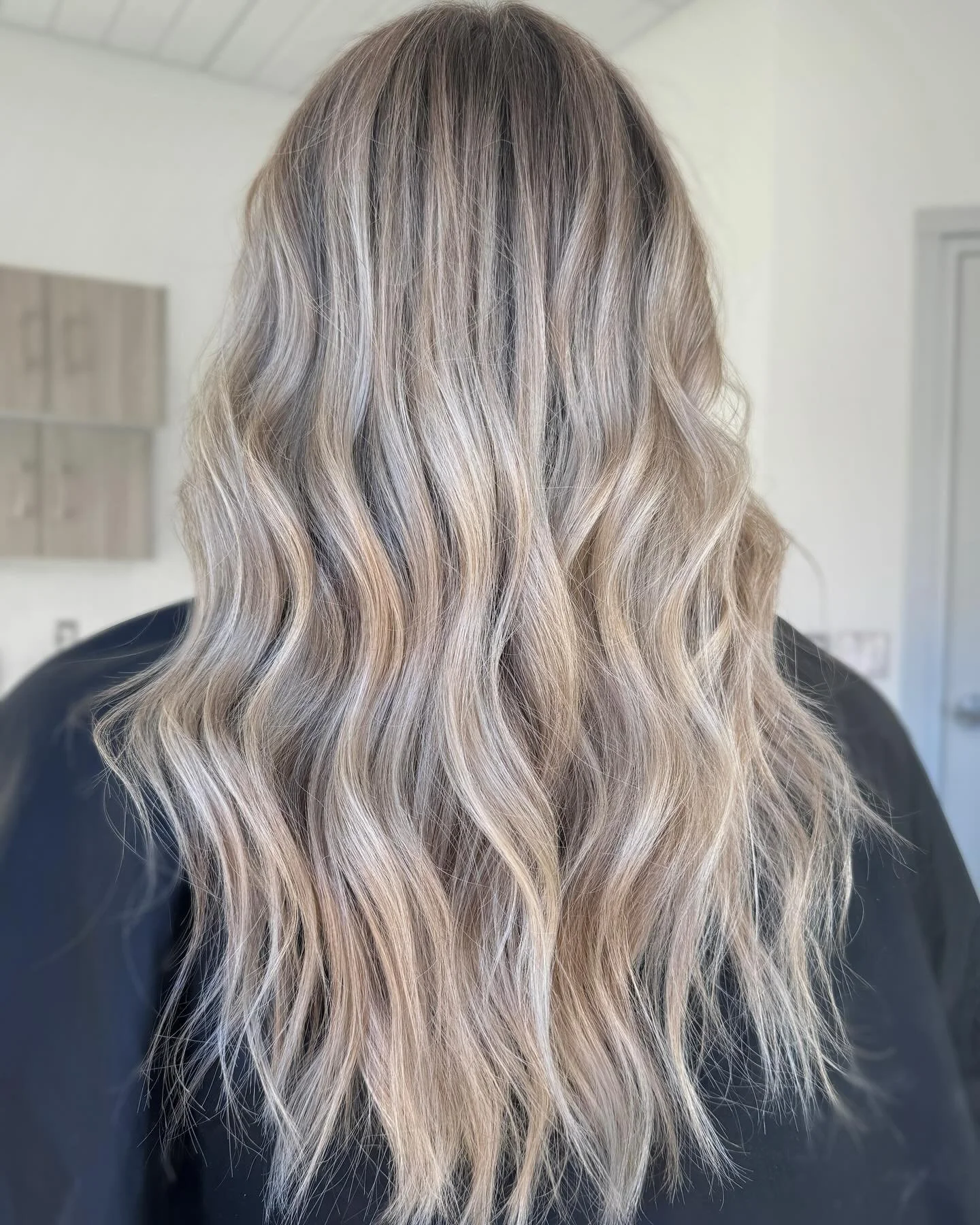 hi ig sorry it&rsquo;s been a minute!! a goal of mine this year is to post more 🫶
&bull;
&bull;
&bull;
&bull;
#blondefoilayage #blondebalayage #k18 #blondehighlights #blondehair #blondespecialist #ashblonde #beigeblonde #ashblondehaircolor #blonde #