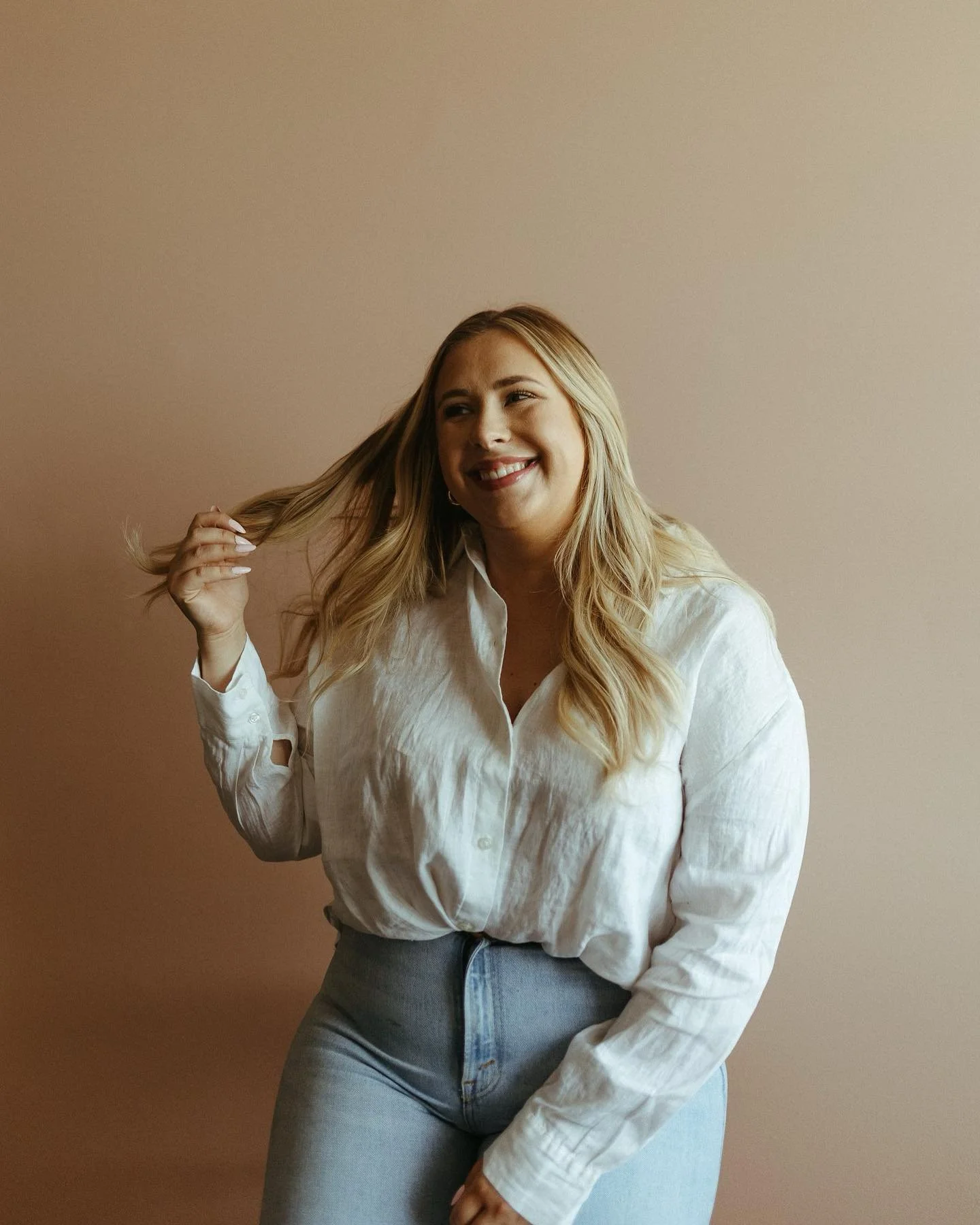 Hii 🫶
Thought I&rsquo;d post some updated pics of myself thanks to @lovesowild_ 💛

I&rsquo;m Karley - a stylist of many talents &amp; passions. I absolutely love blonding services (balayage, lived-in color, highlights, etc), hair color, bridal hair