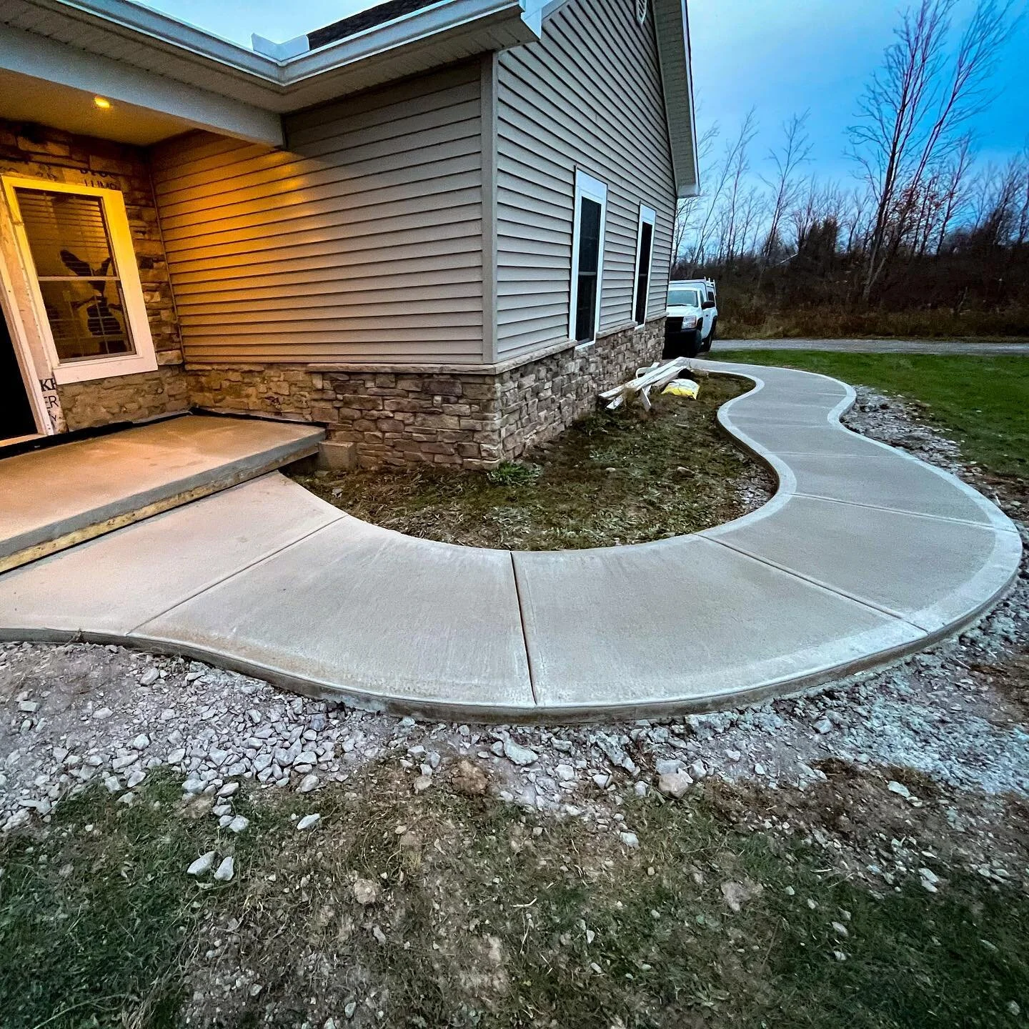 It&rsquo;s All About the Curves 🌊
.
.
.
.
#concrete #construction ##sidewalk #rochester #rochesterny #spencerportny #newconstruction #restoration #concreterestoration