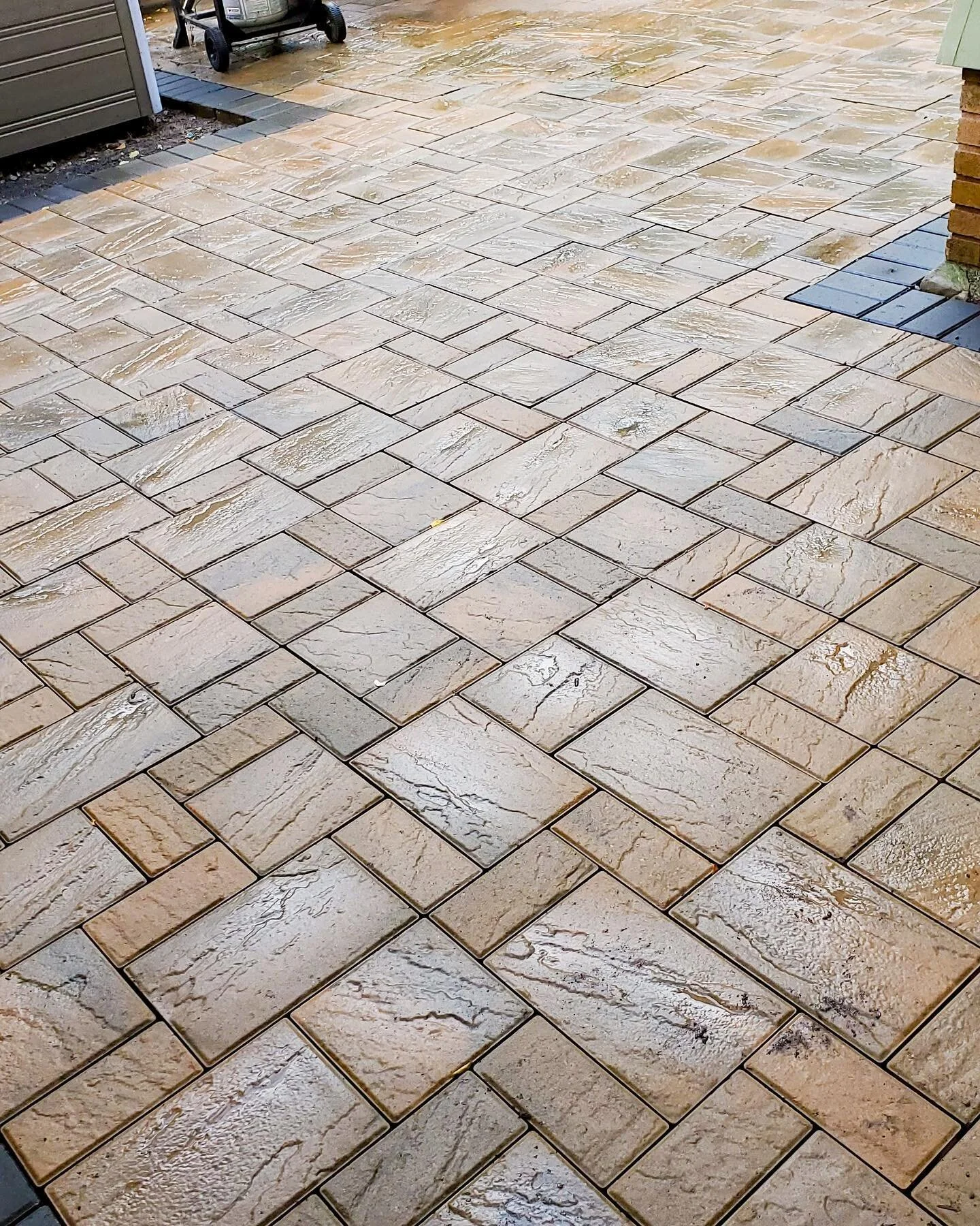 Creating new spaces with
Techo-bloc Blu80 in the sandlewood color scheme! @techobloc #blu80 
From @weckesserbrick 
.
.
#hardscape #techobloc #unilock