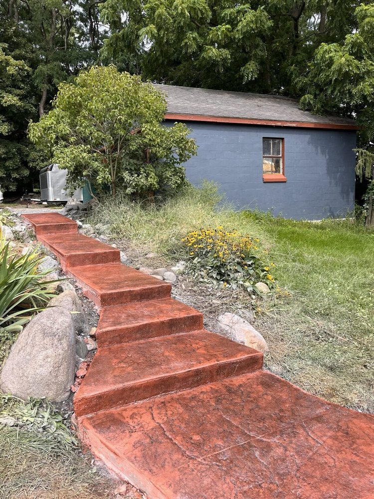 Slate-stamped concrete steps with smooth faces