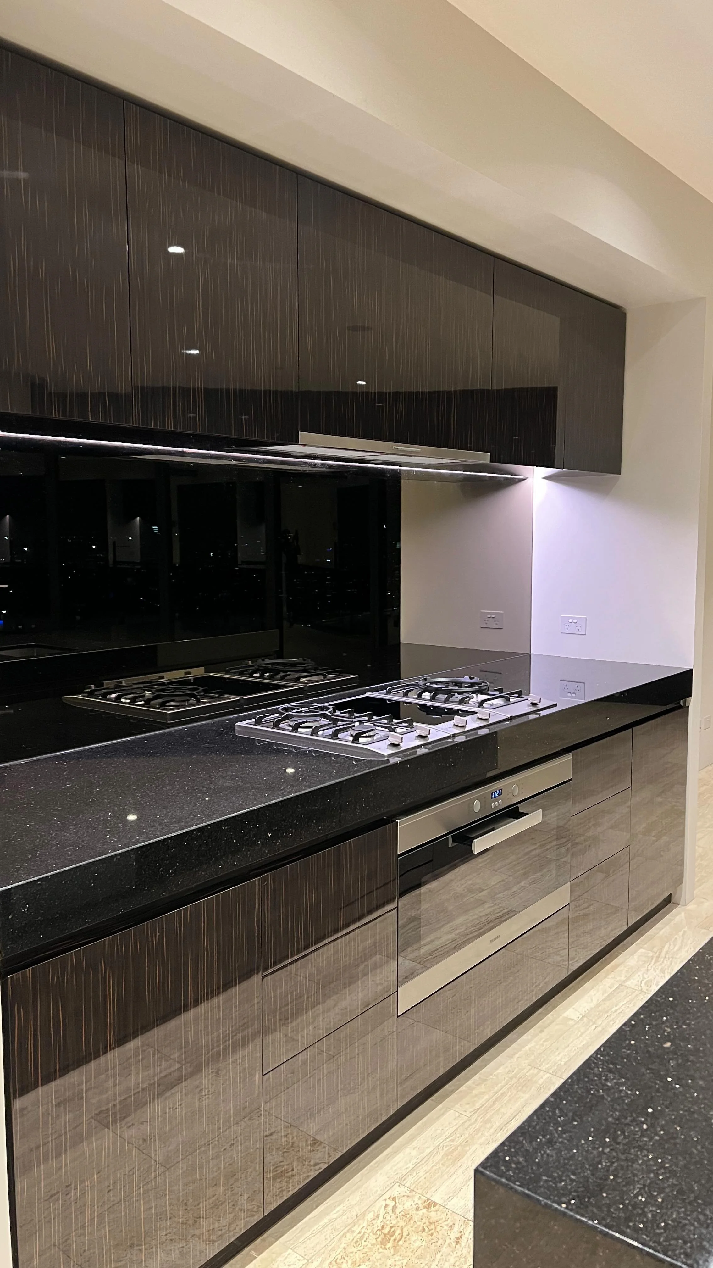 Two girls, one bond… kitchen edition 🍽️🫗🧼
This space went from grime to sublime, watch us work our magic in a satisfying time lapse.
We clean it all: ovens, cupboards, tiles, and years of built-up grime; so you or your tenants can get th